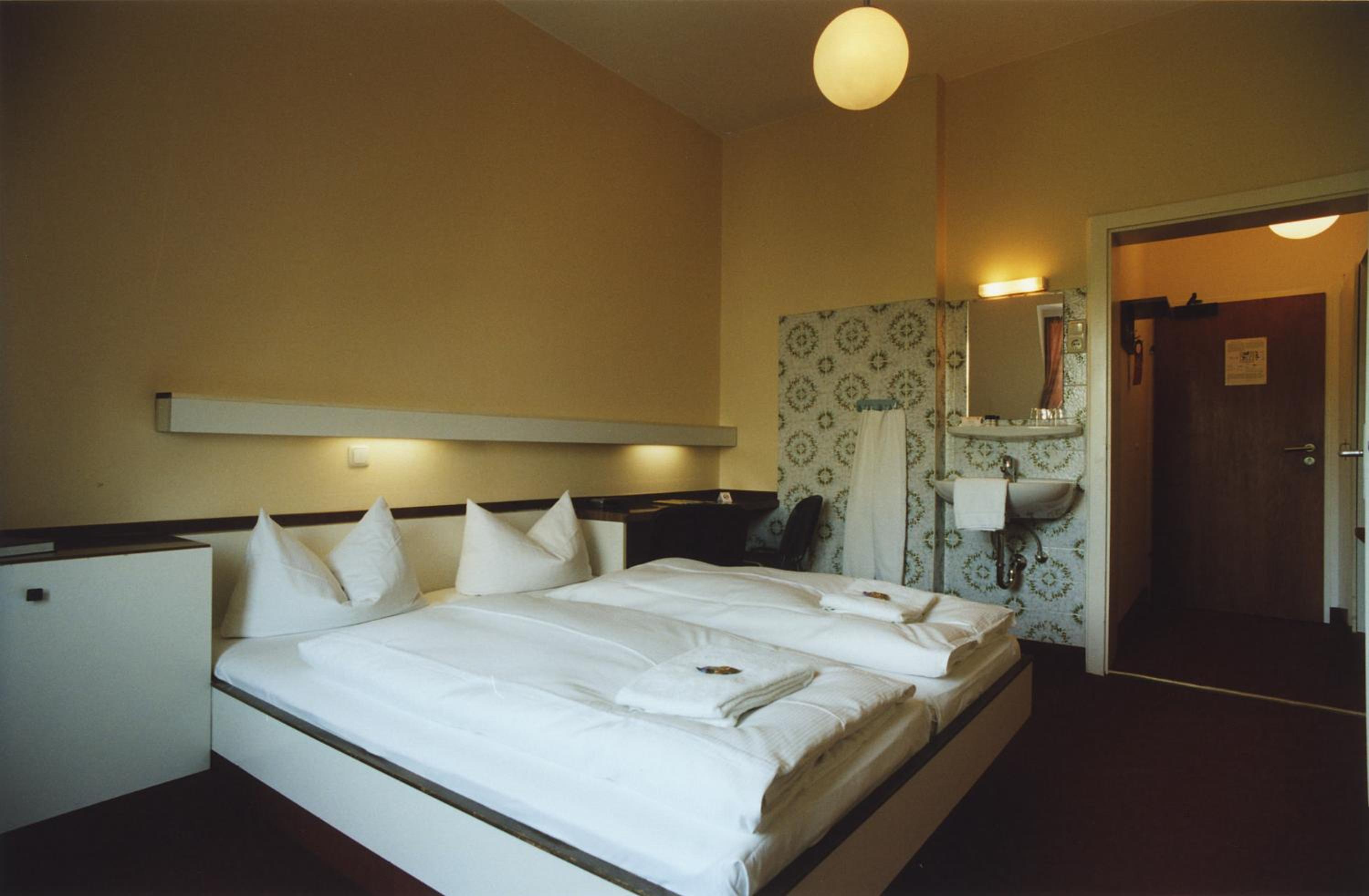 Basic Double or Twin Room with Shared Bathroom photo 1