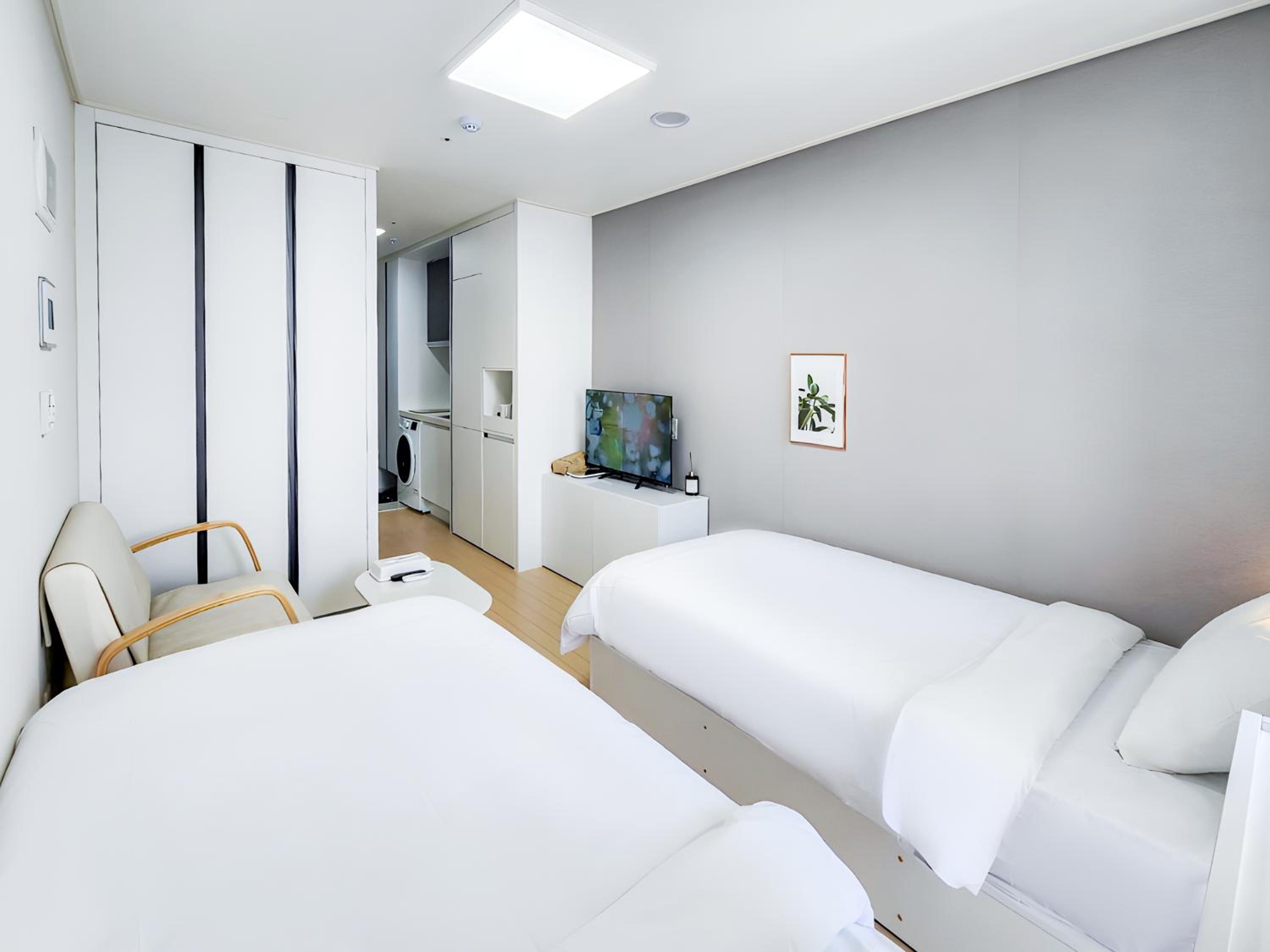 Standard Twin Room - Photo 4