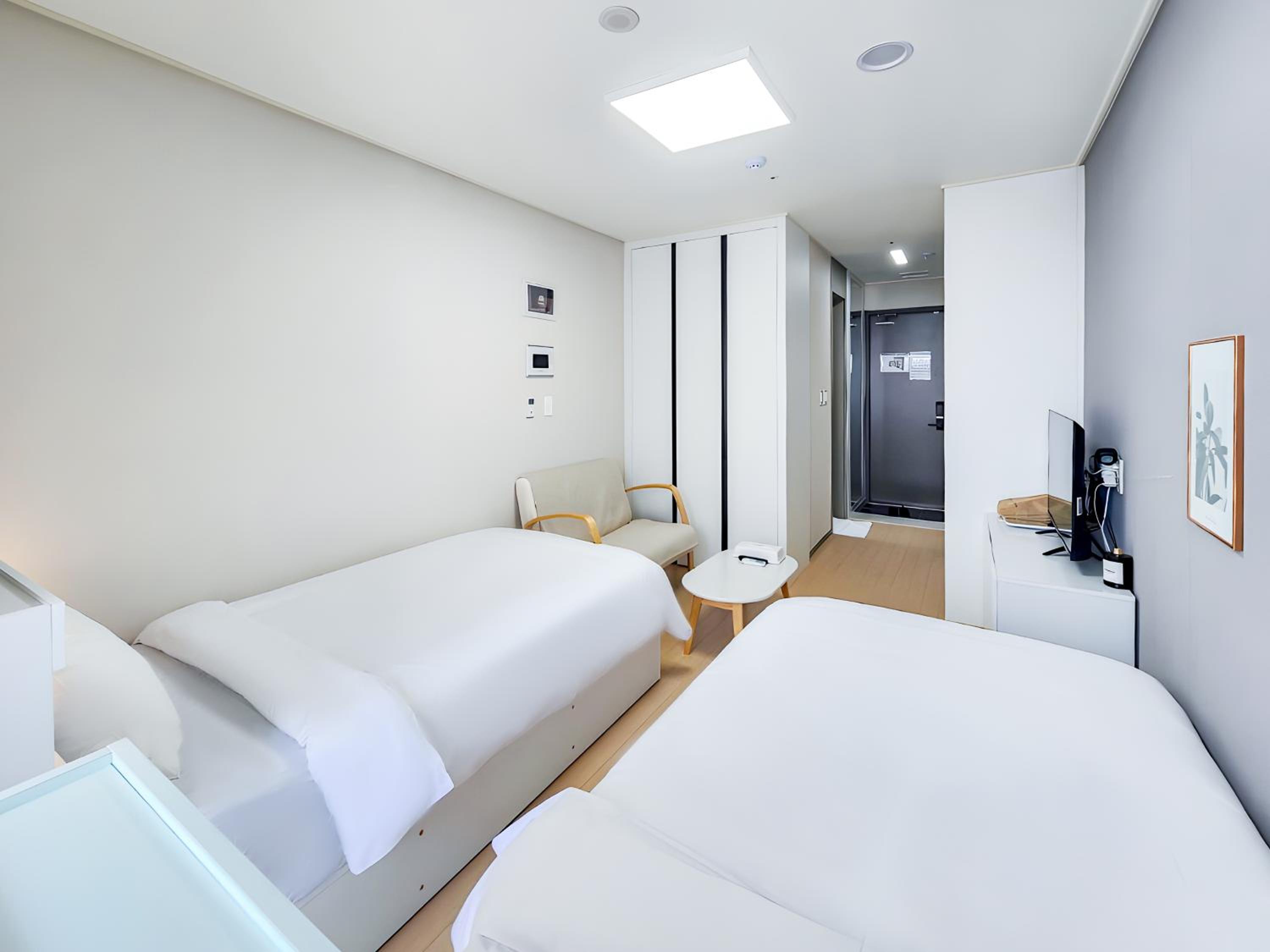 Standard Twin Room - Photo 2