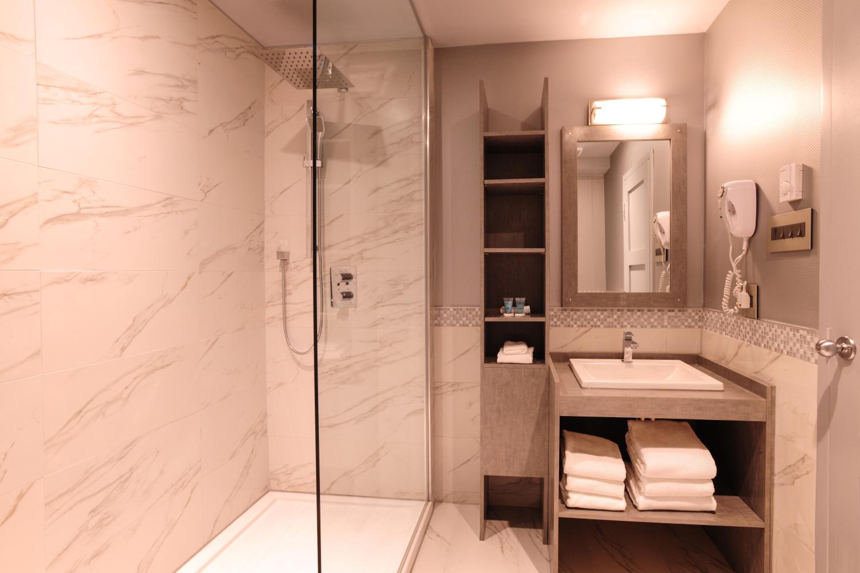 Queen Suite with Spa Bath photo 2