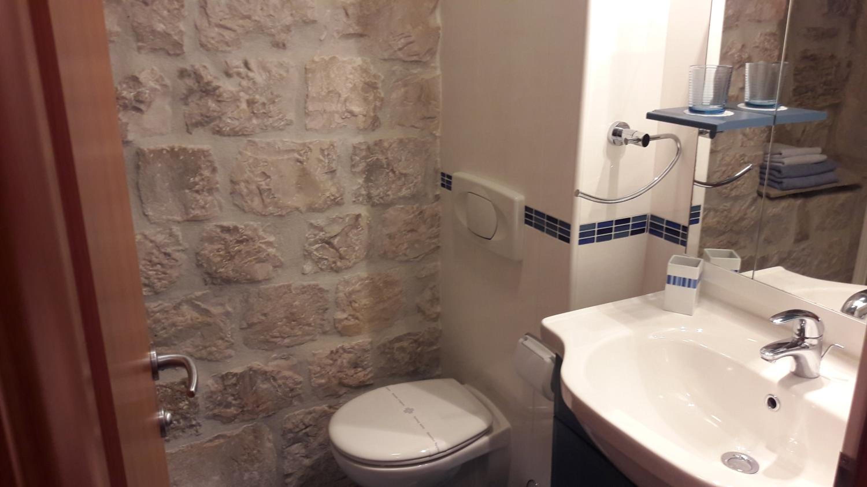 Double Room with City View - Photo 17