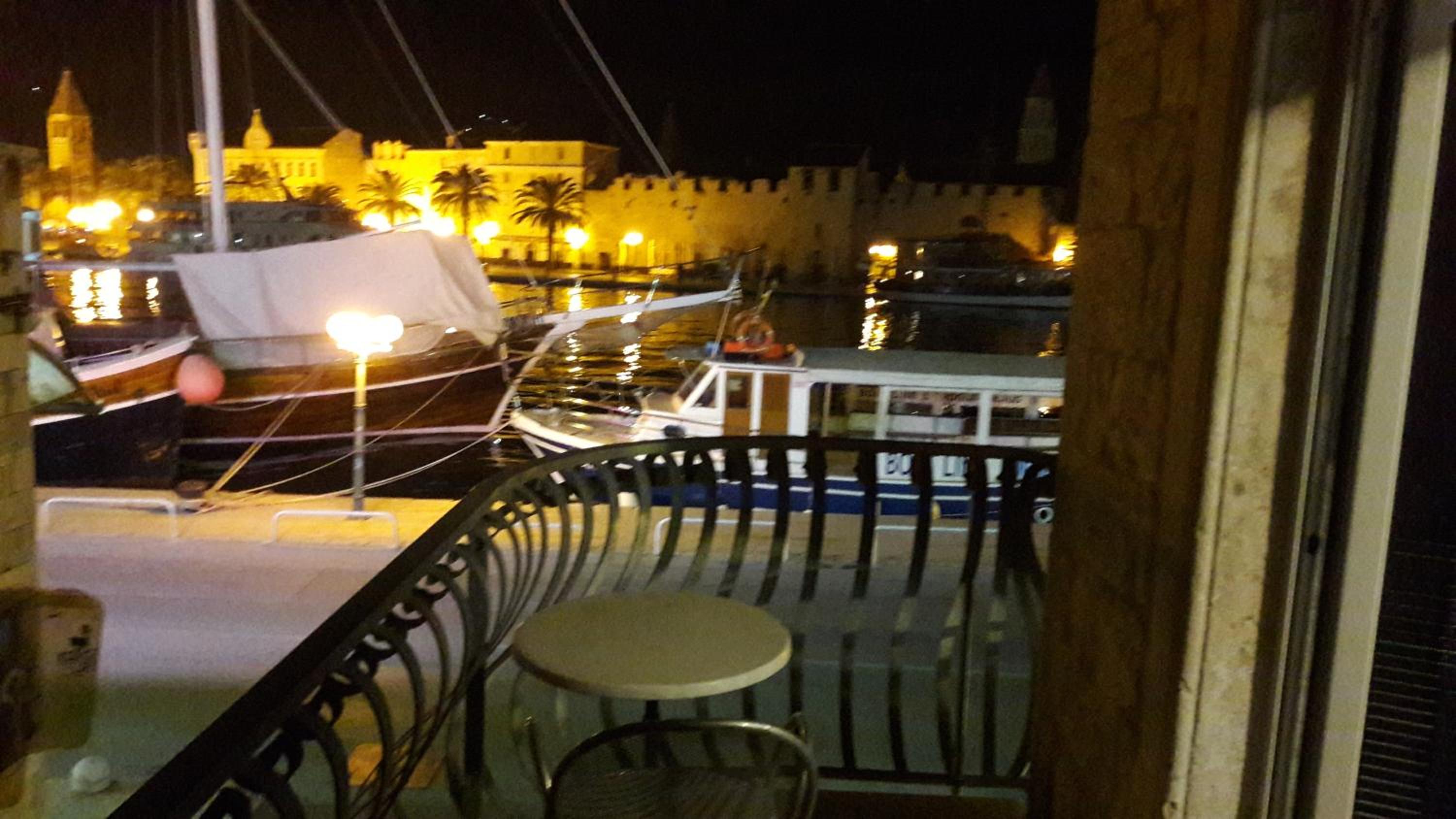 Double Room with Balcony and Sea View - Photo 10
