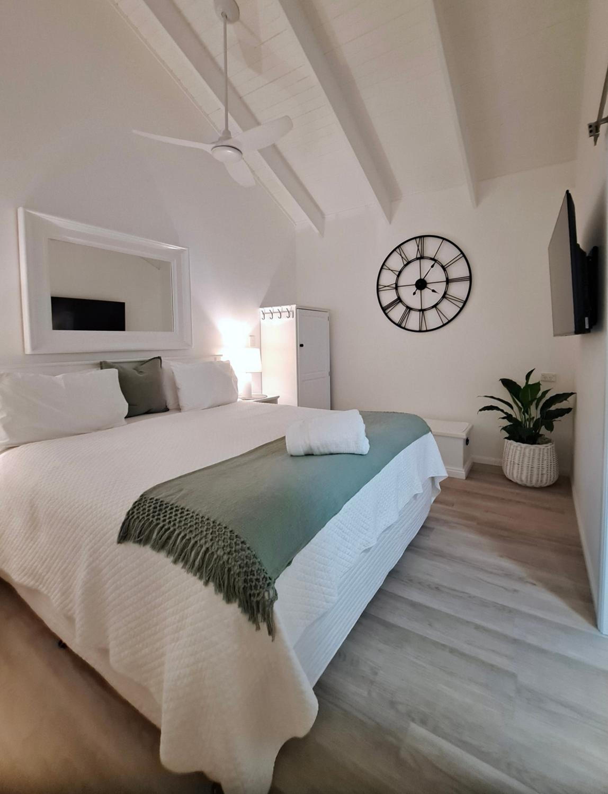 Deluxe King Room - Photo 2