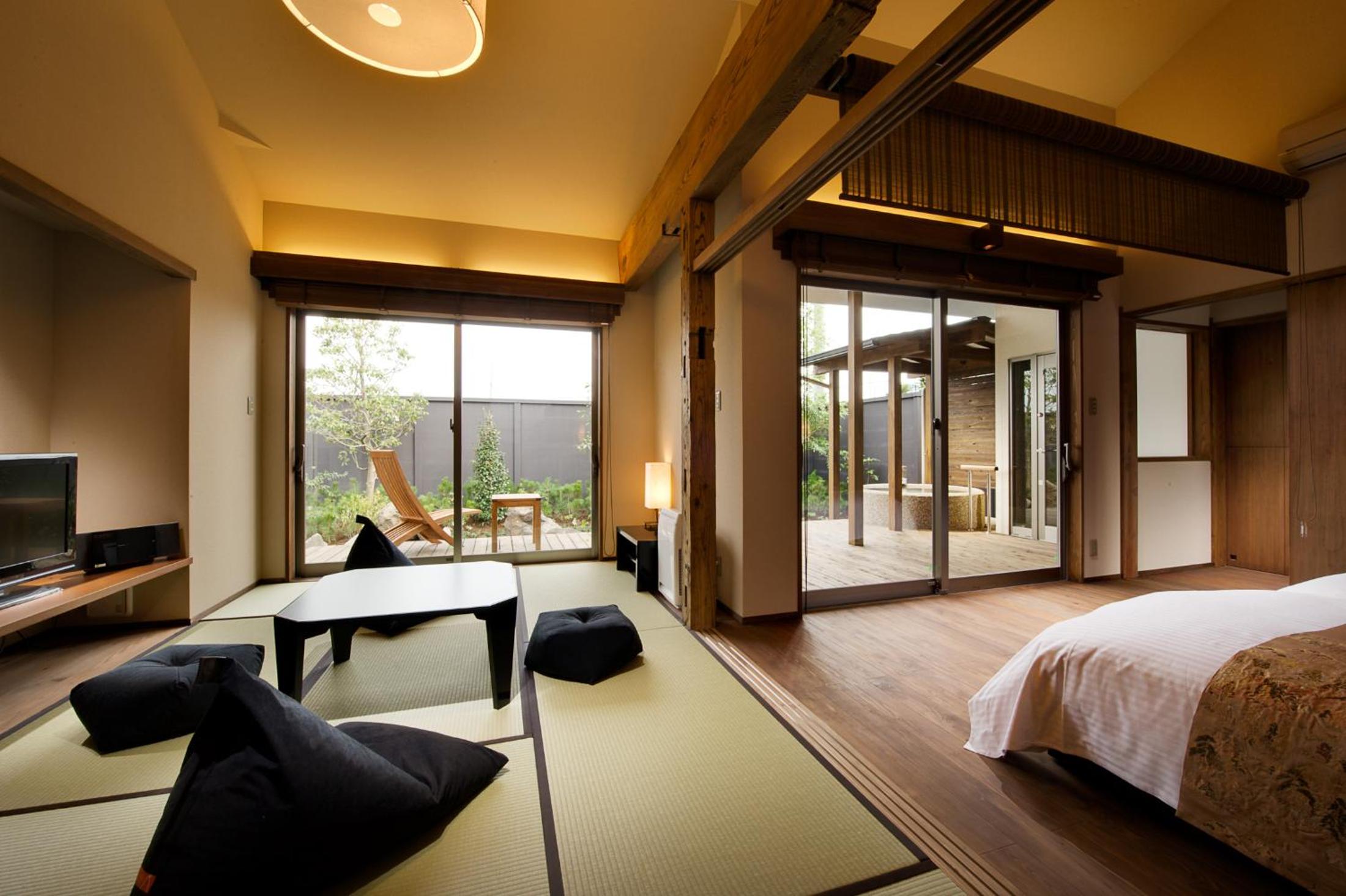 Superior Room with Tatami Area with Open-Air Bath and Garden View photo 1