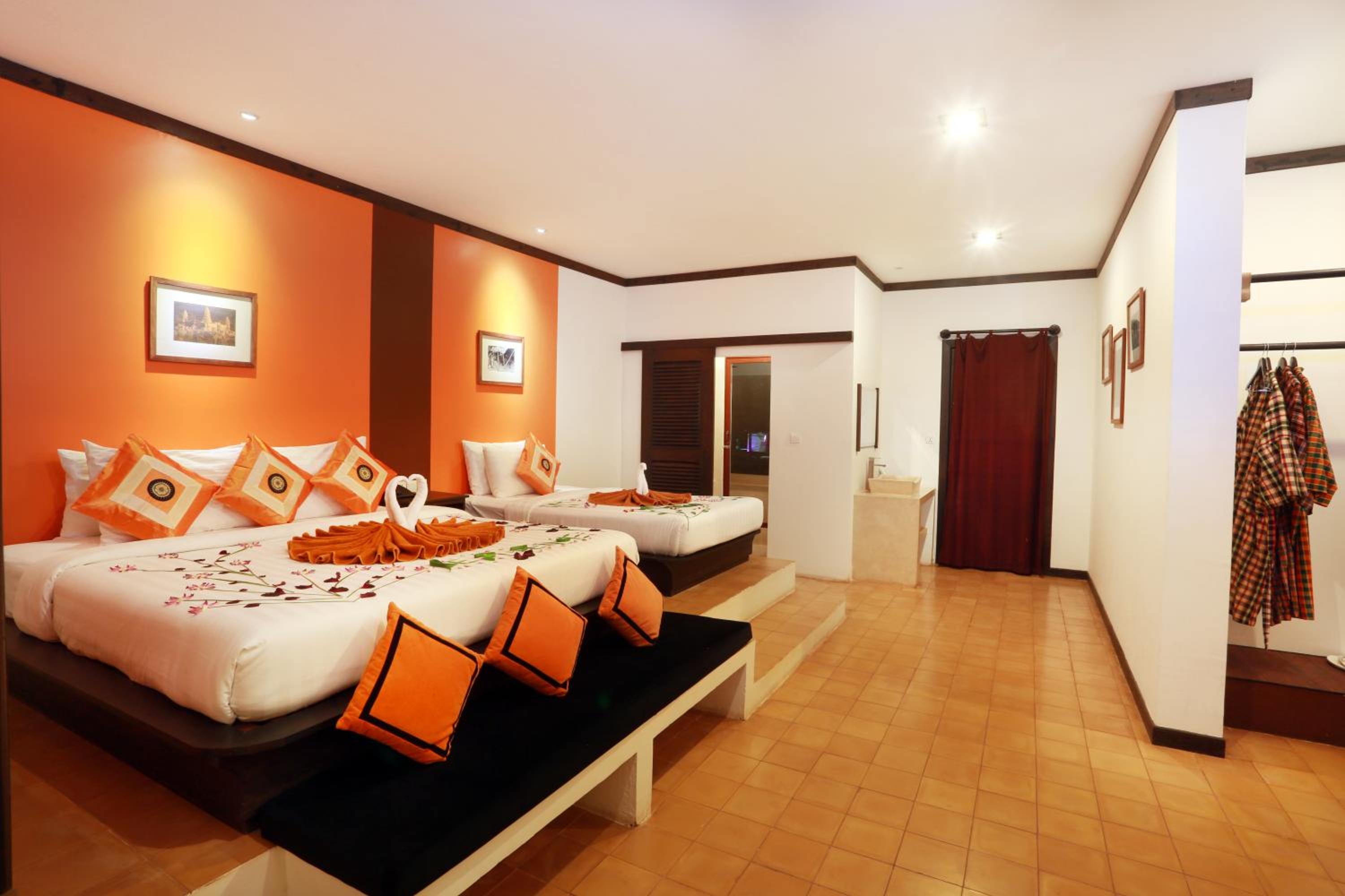 Family Suite with Balcony Pool View - Free Pickup photo 1