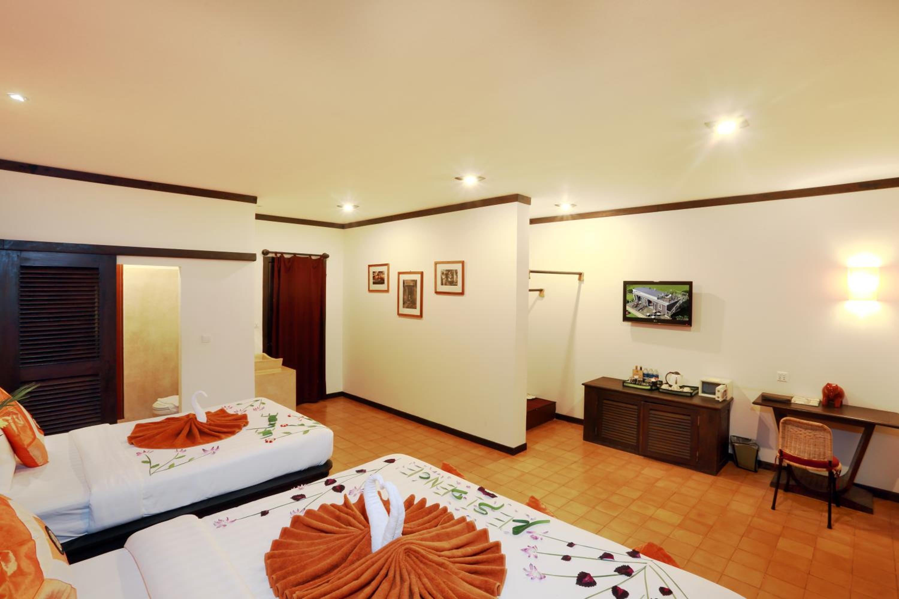 Family Suite with Balcony Pool View - Free Pickup photo 3