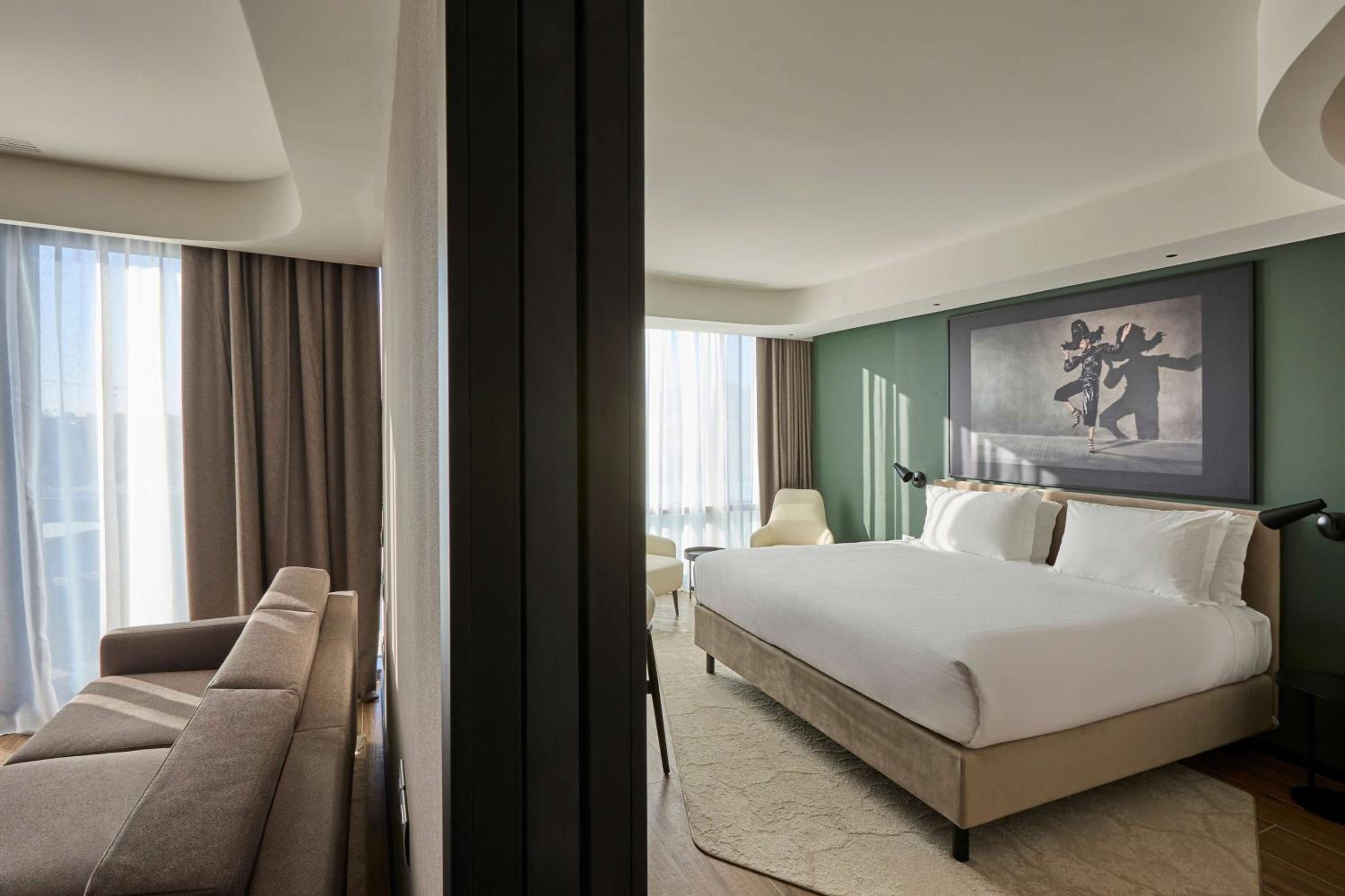 Suite - Photo 1