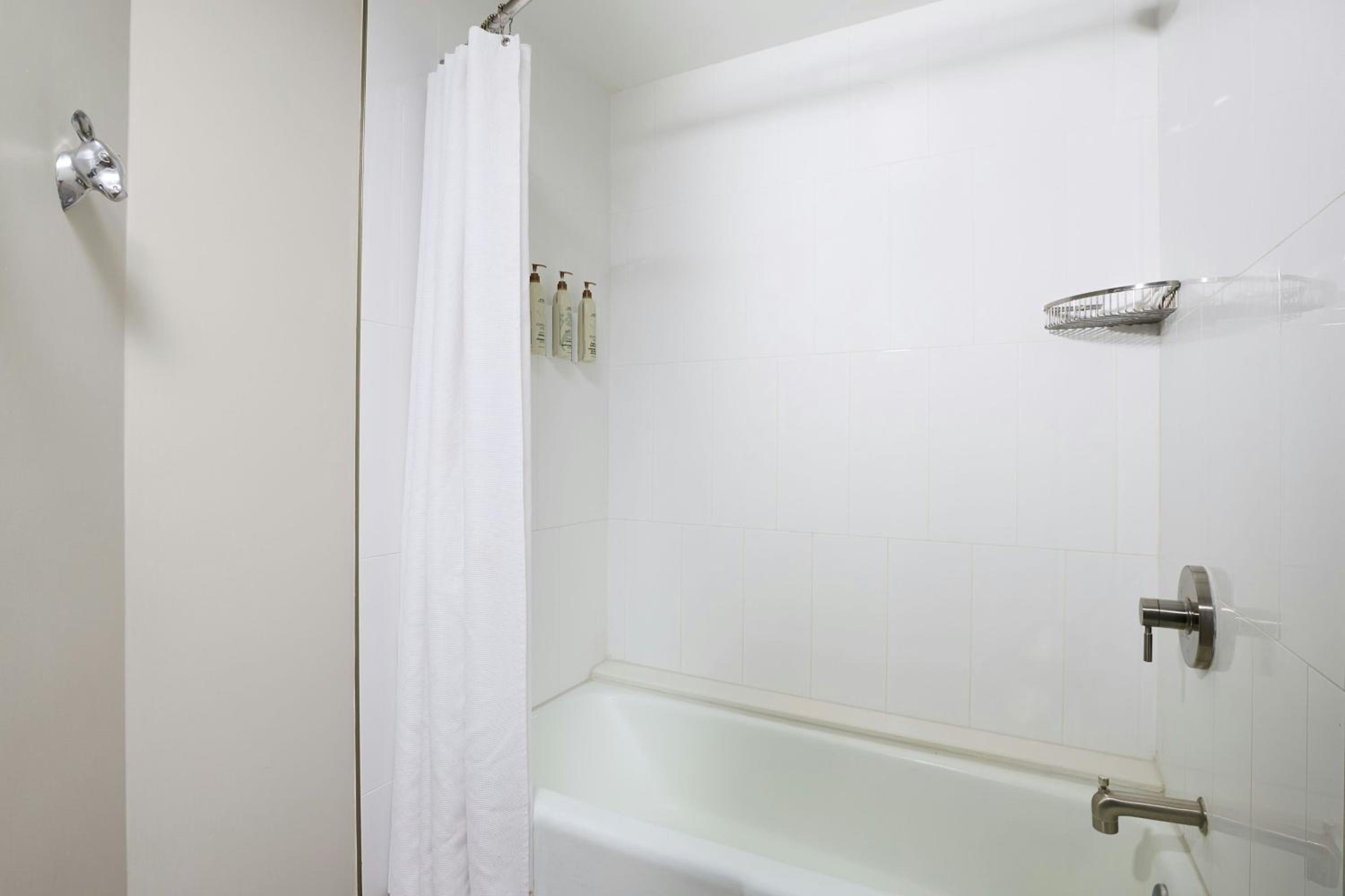 King Room with Adapted Tub - Mobility Accessible - Photo 8