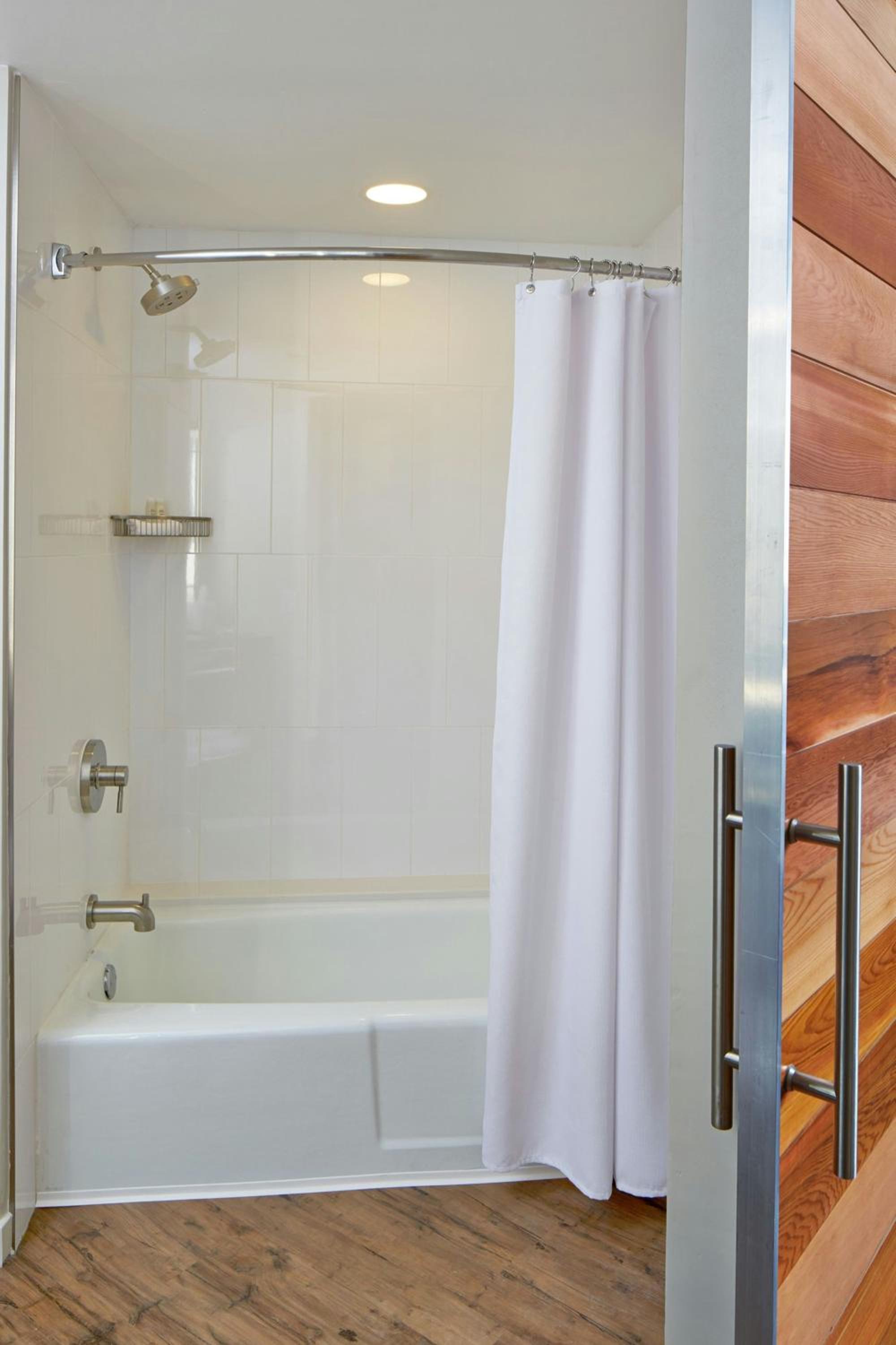 King Room with Adapted Tub - Mobility Accessible - Photo 9