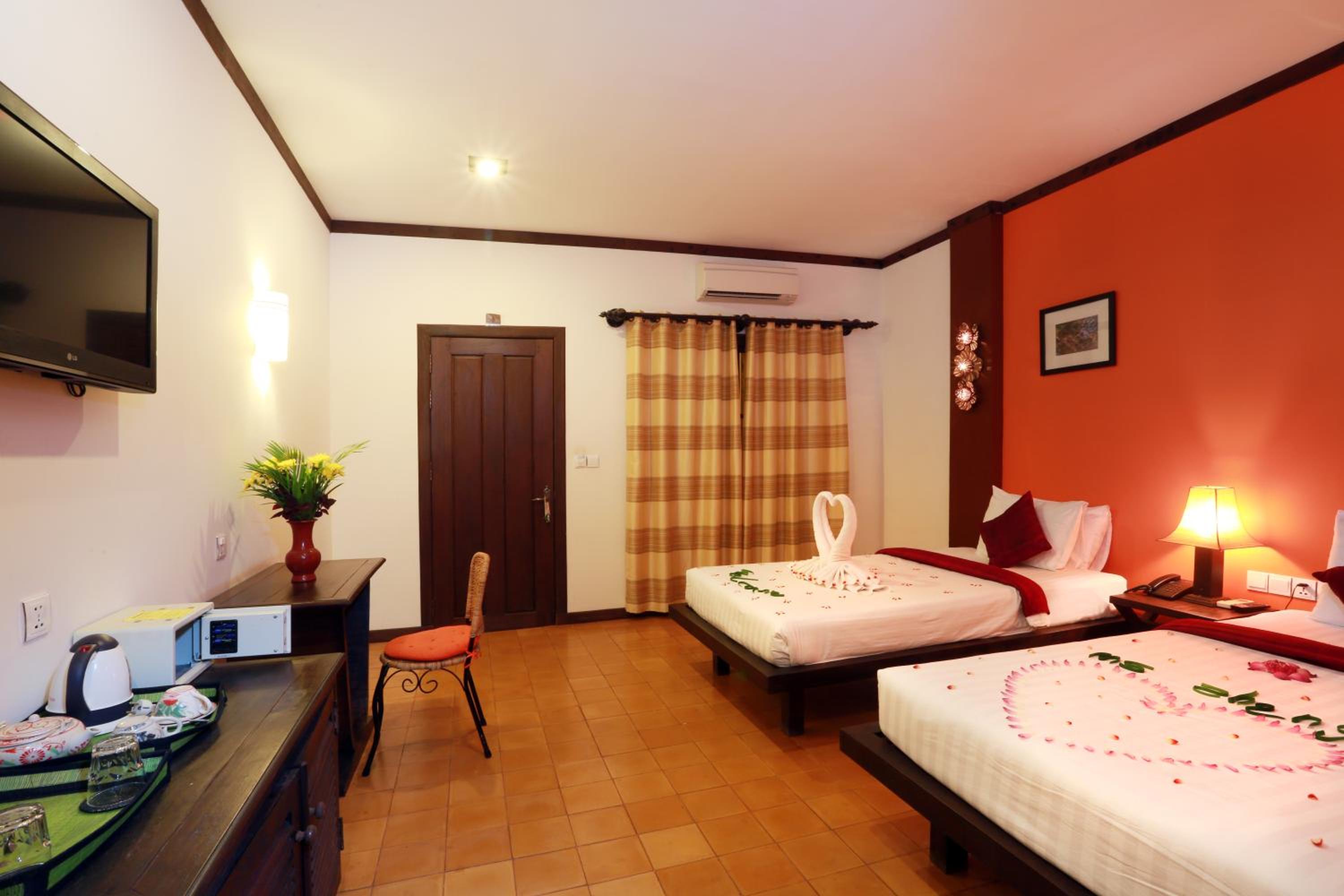 Twin Cabana Room with Balcony and Pool View - Free Pickup photo 2