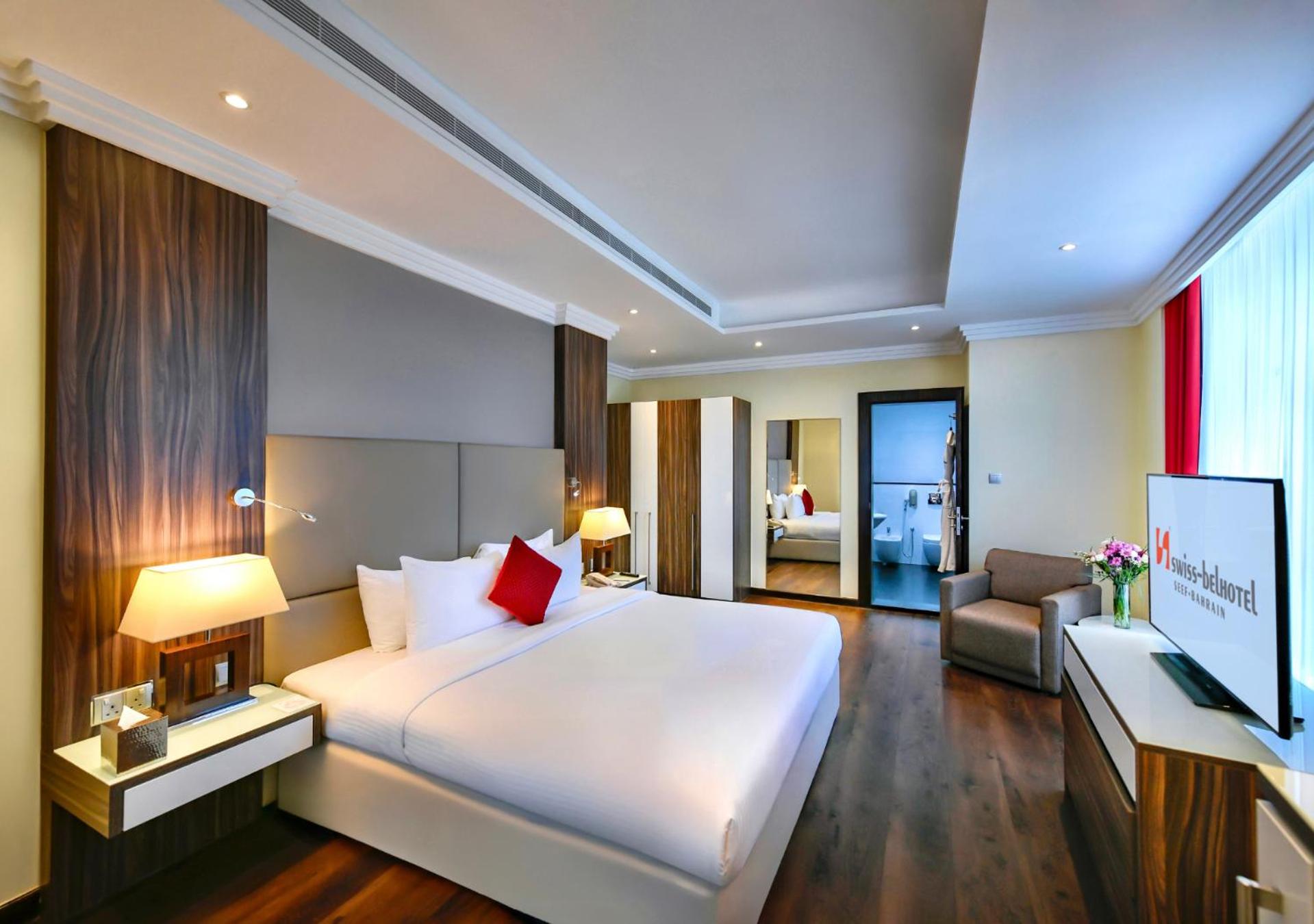 Deluxe Suite with Vista 27 Lounge Access  photo 2