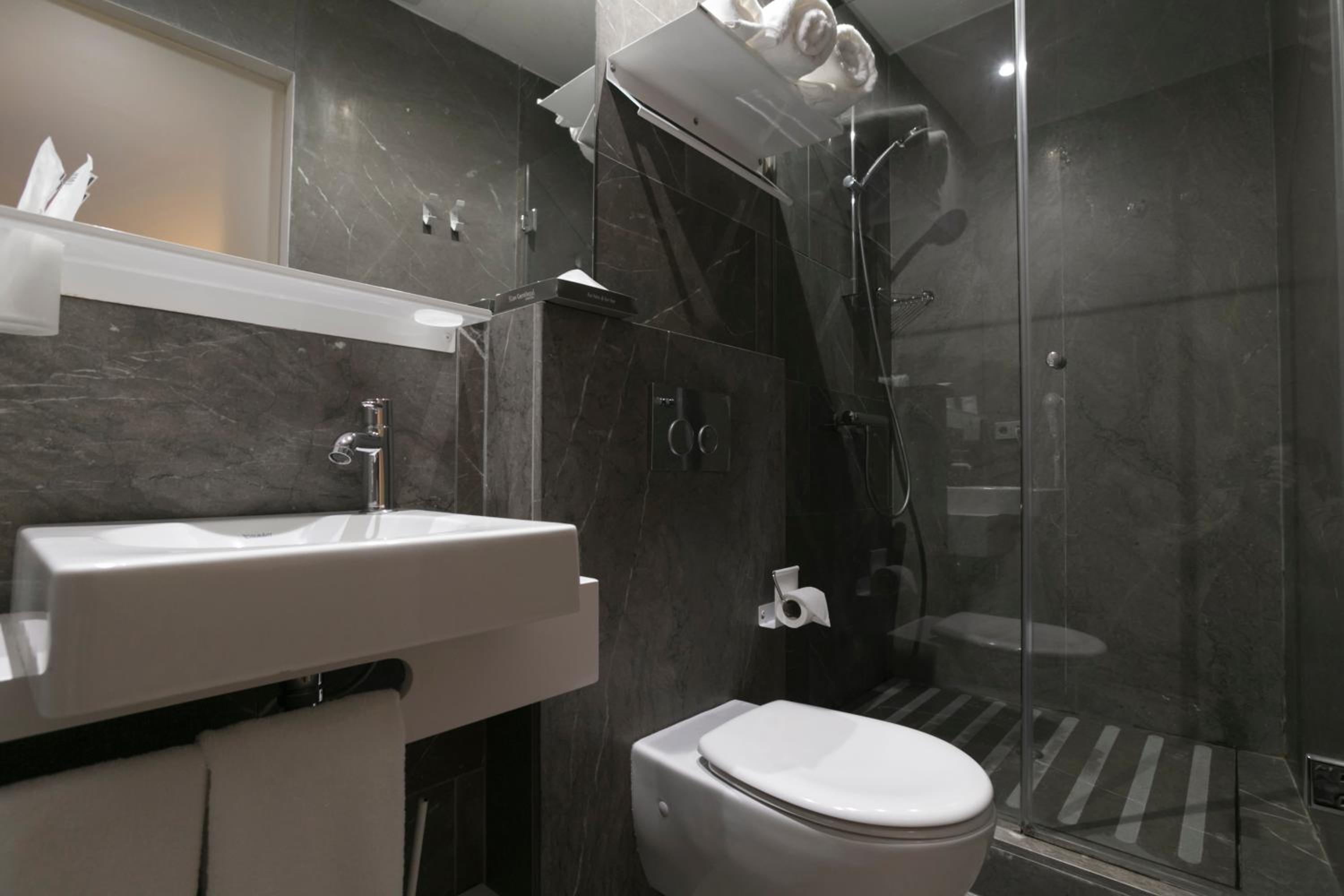 Suite with Alhambra View - Photo 11