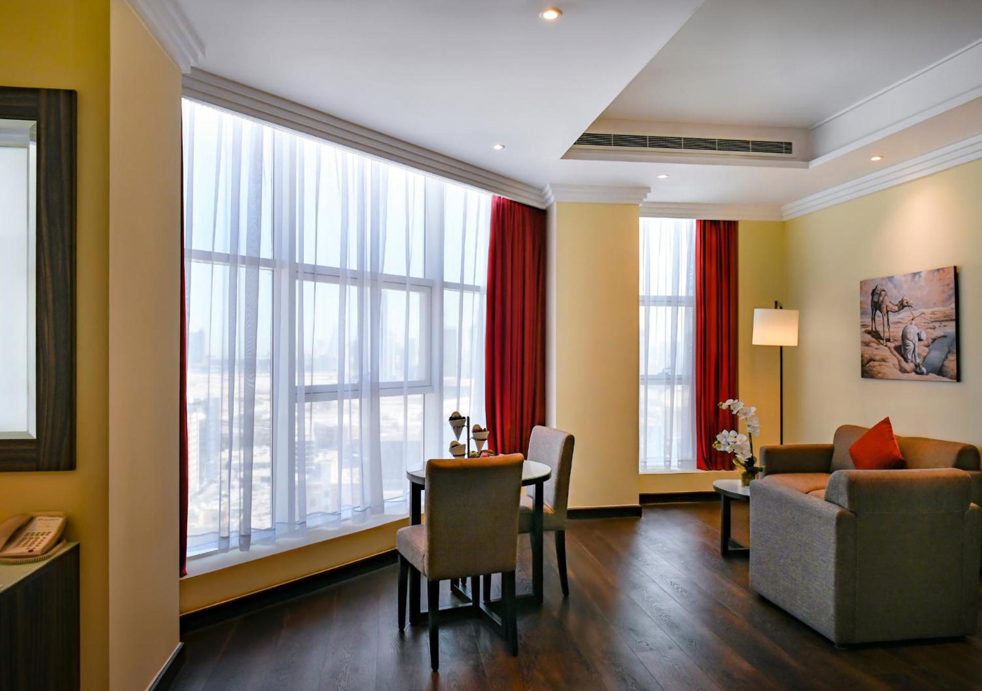 Deluxe Suite with Vista 27 Lounge Access  photo 3
