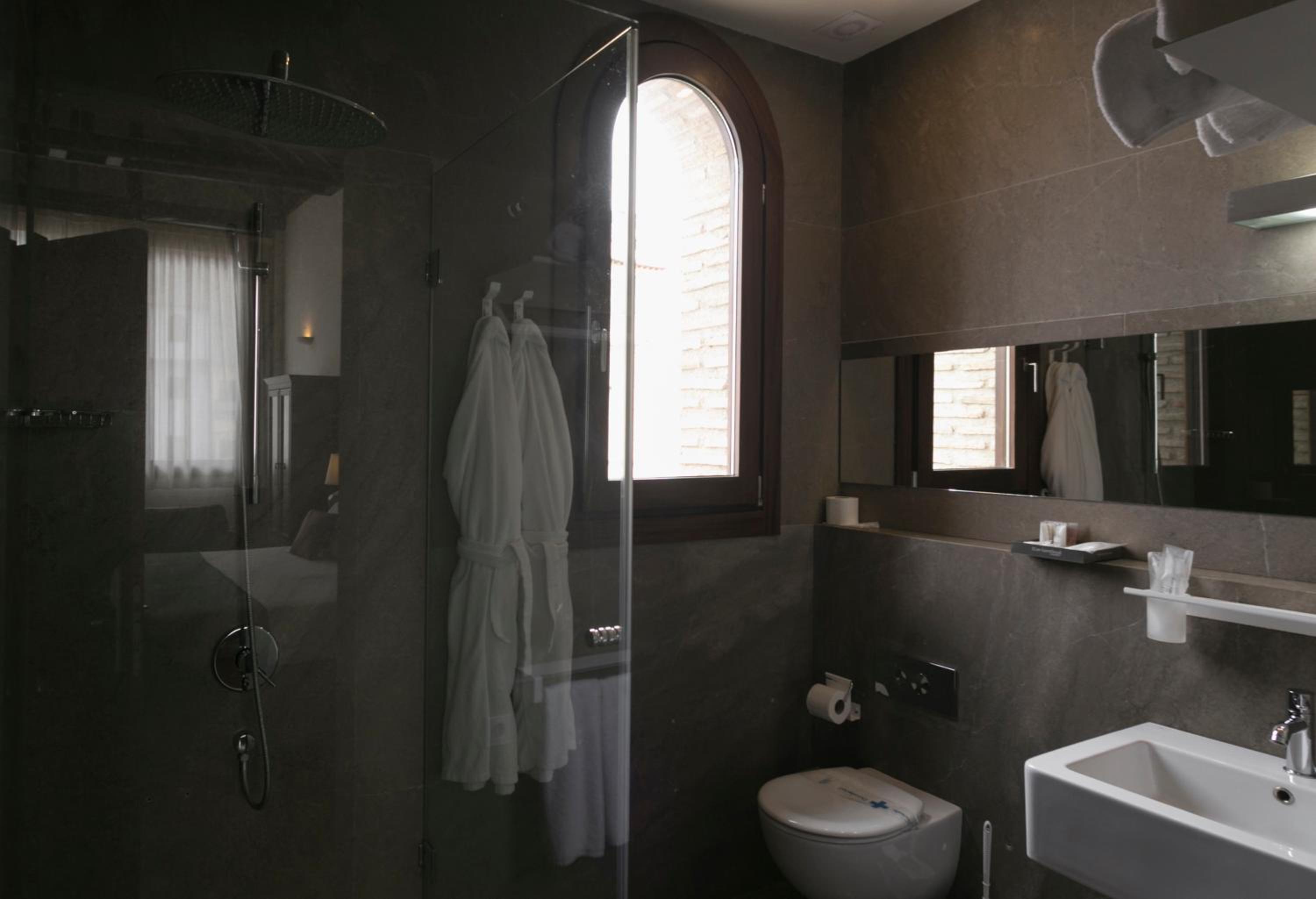Suite with Alhambra View - Photo 10