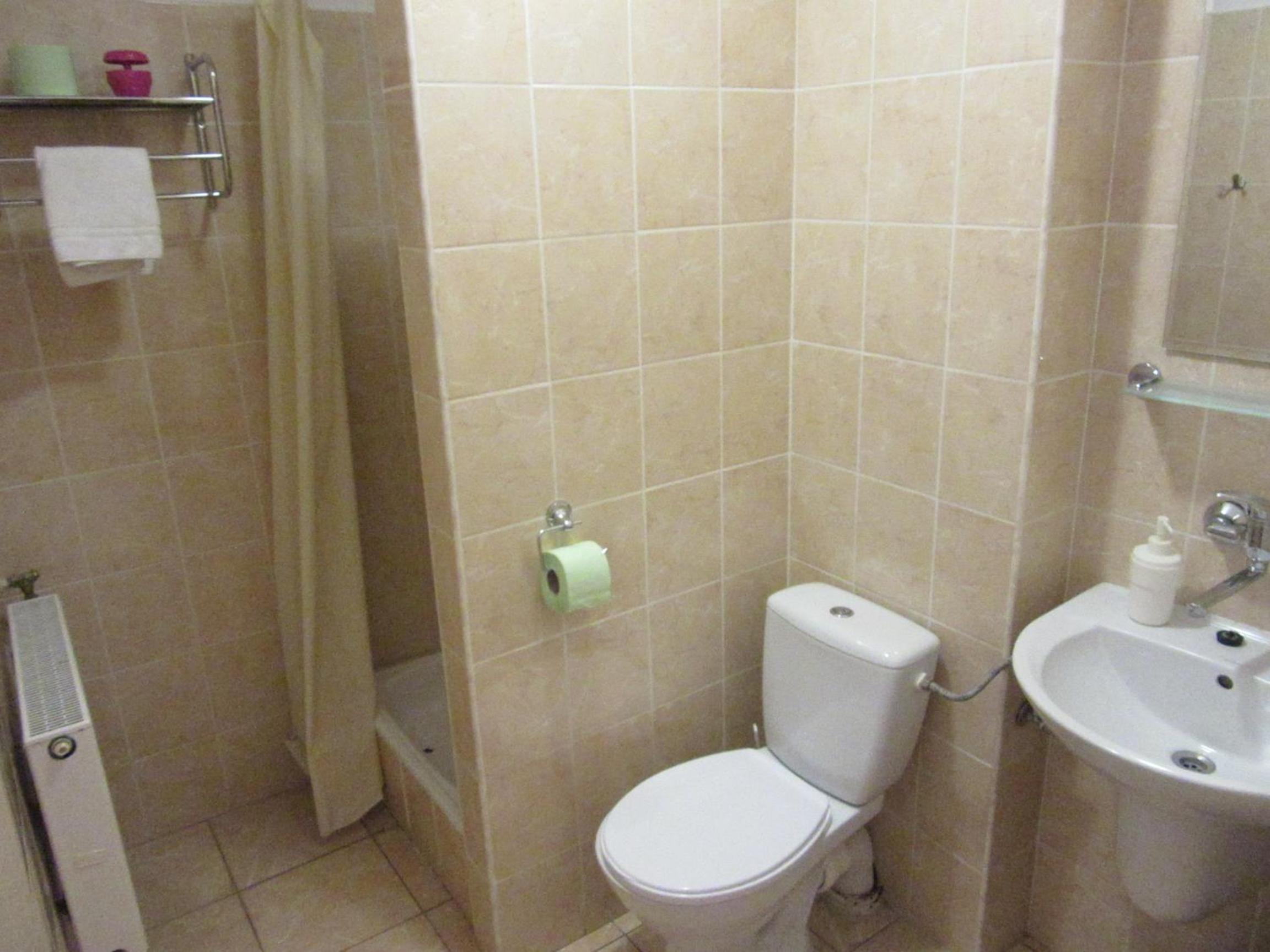 Family Room with Bathroom photo 3