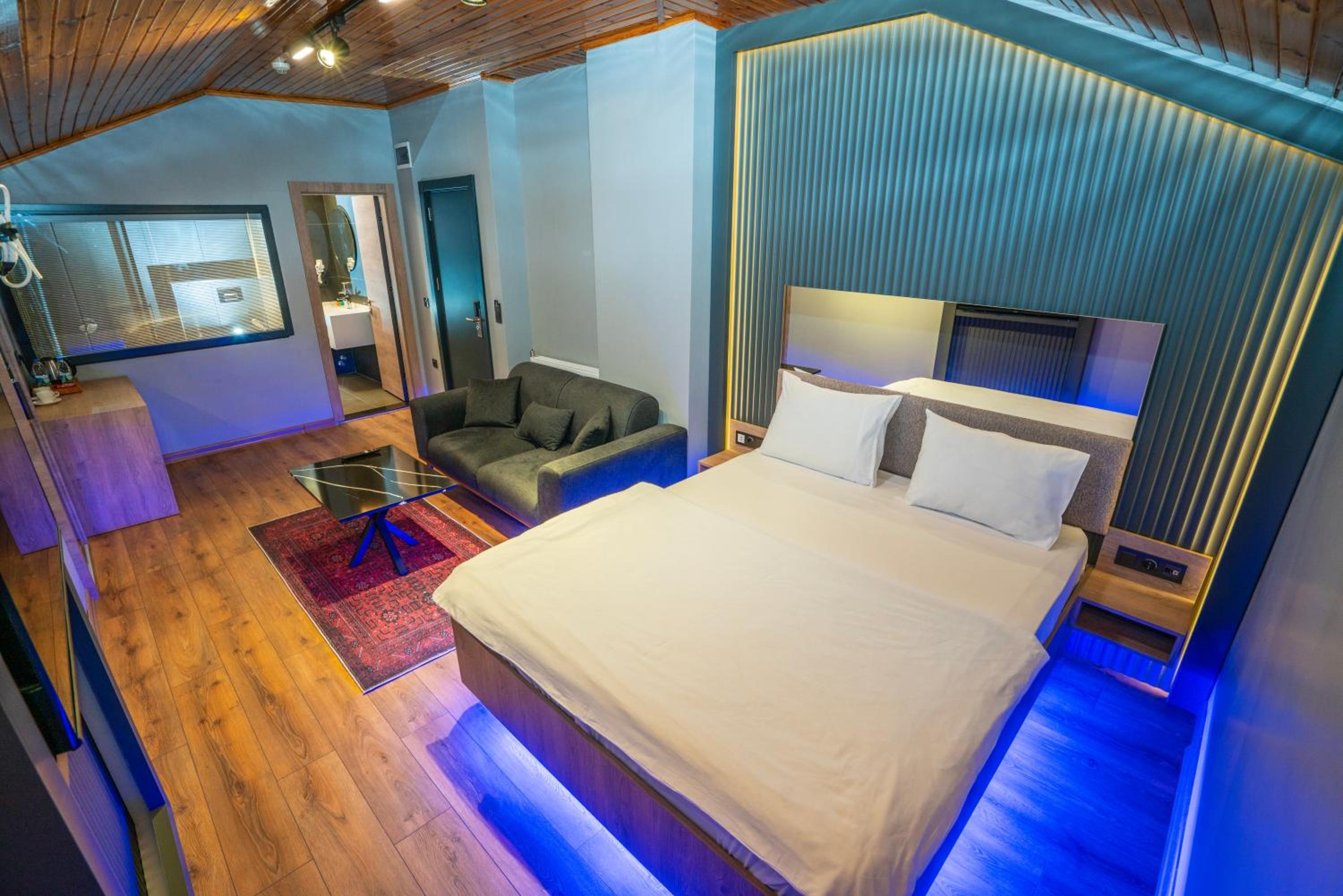Deluxe Suite with Spa Bath photo 2