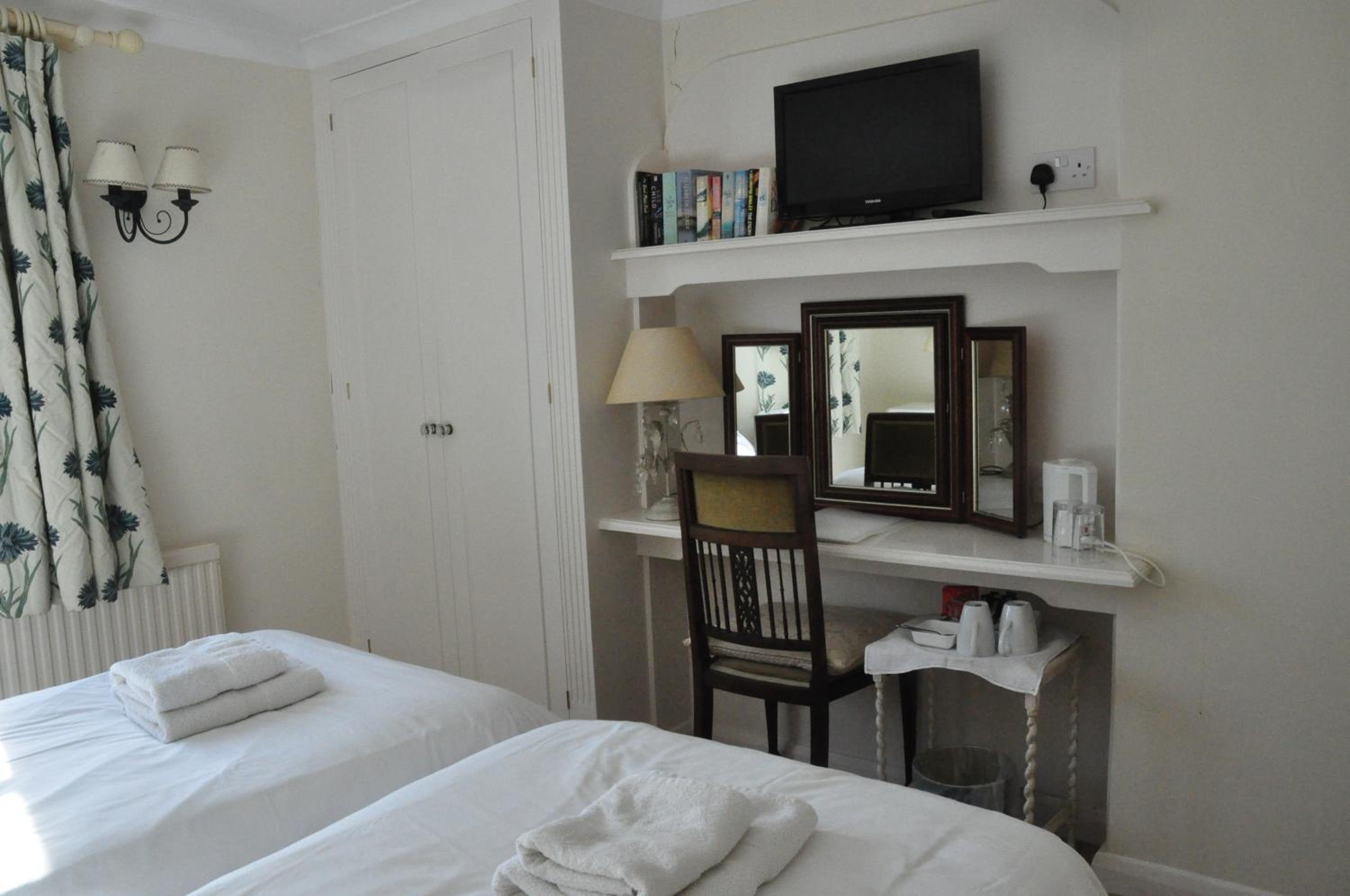 Twin Room with Private Bathroom photo 2