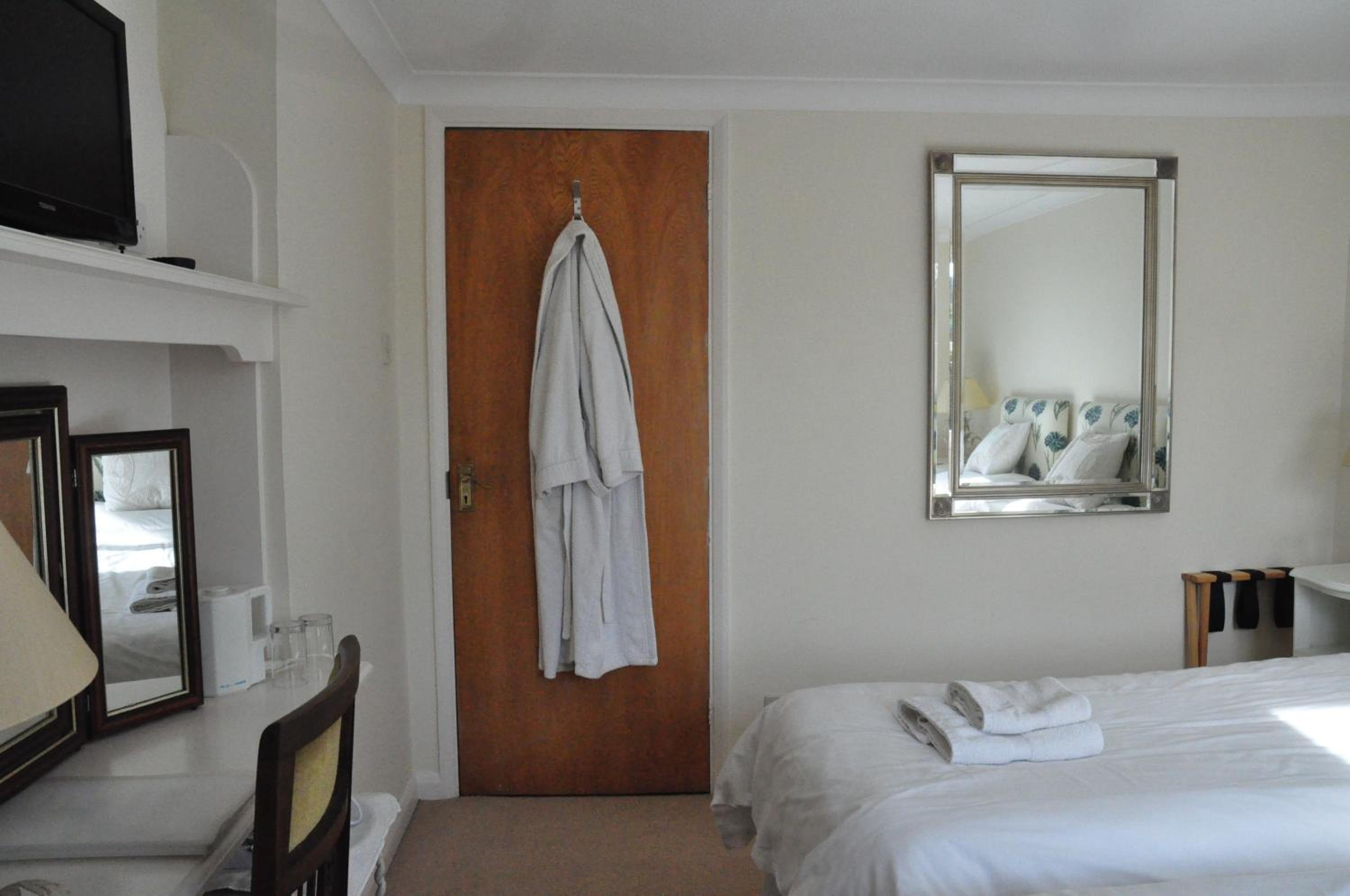 Twin Room with Private Bathroom photo 3