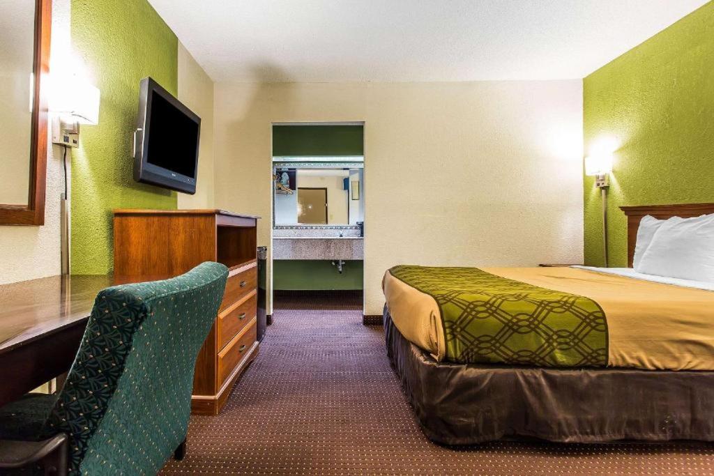 Queen Room - Accessible/Smoking - Photo 2