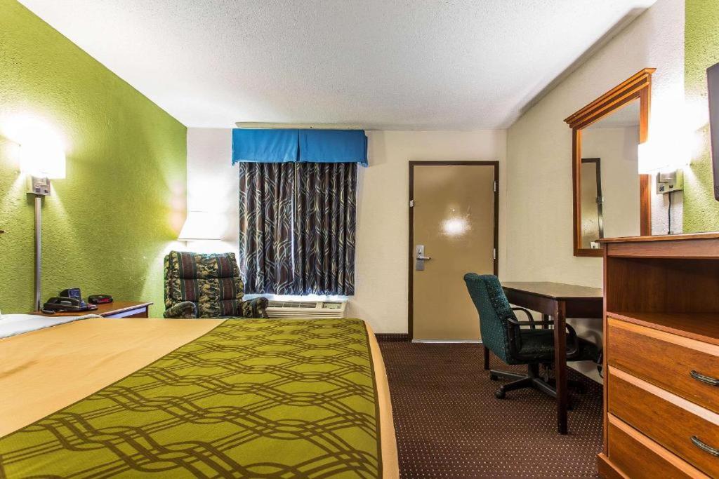 Queen Room - Accessible/Smoking - Photo 1