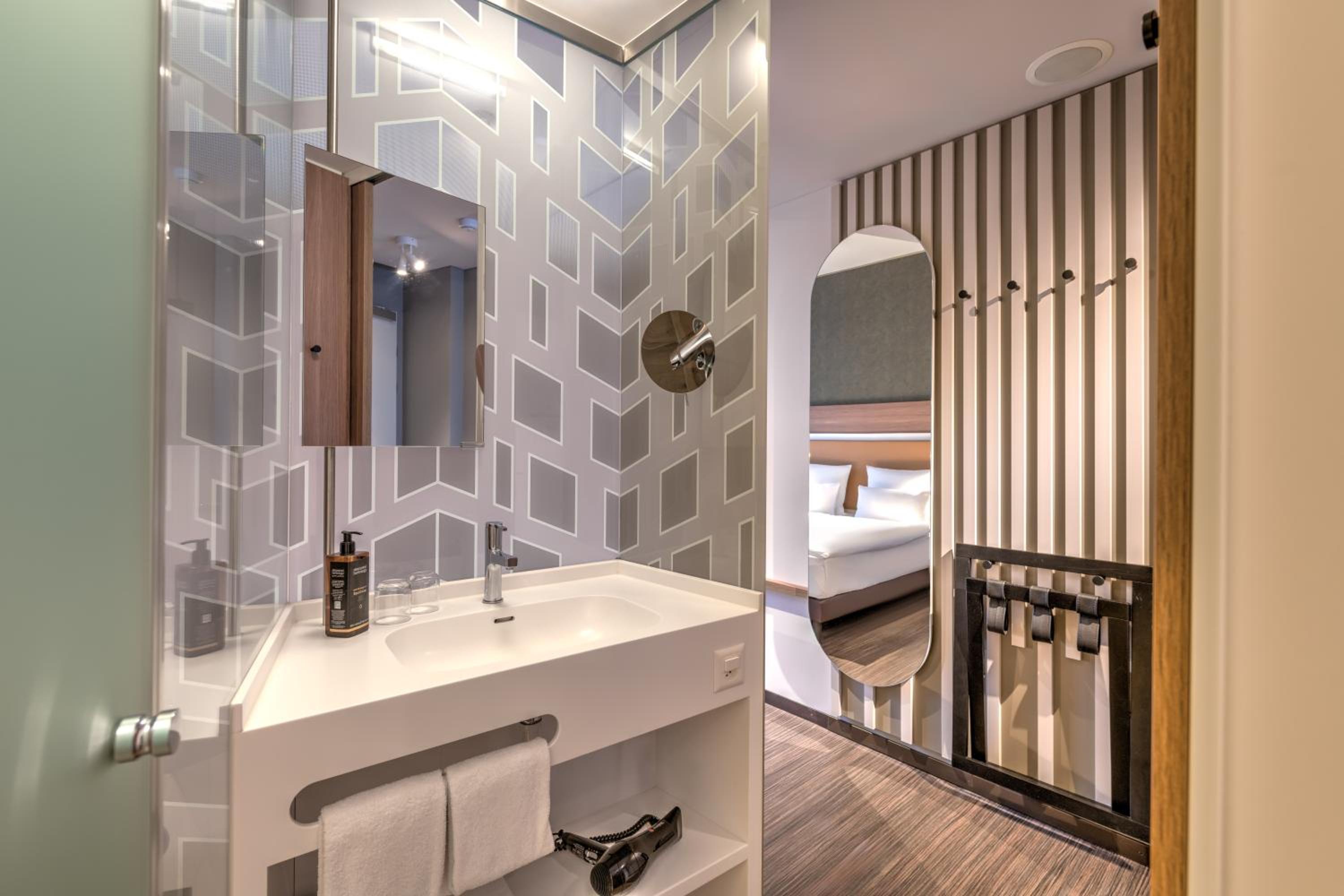 Superior Room with Two Twin Beds - Photo 7