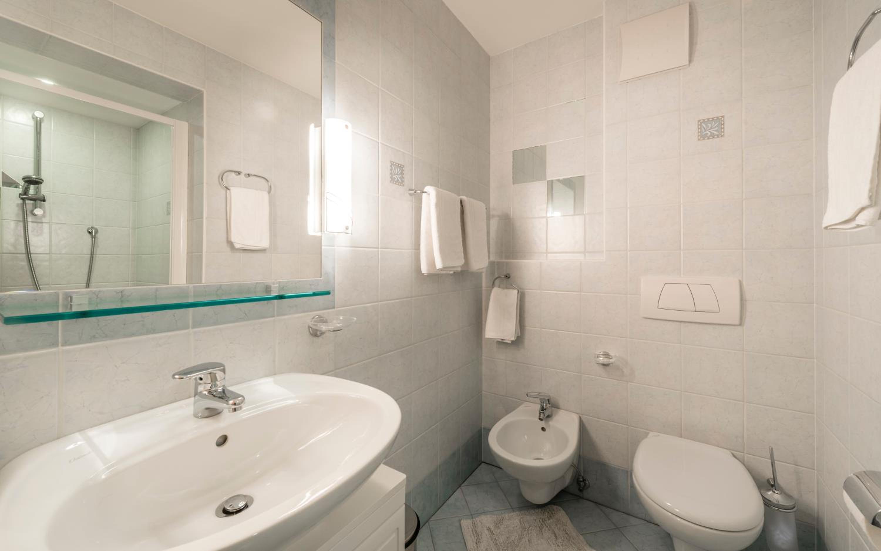 One-Bedroom Apartment with Balcony and City View photo 2