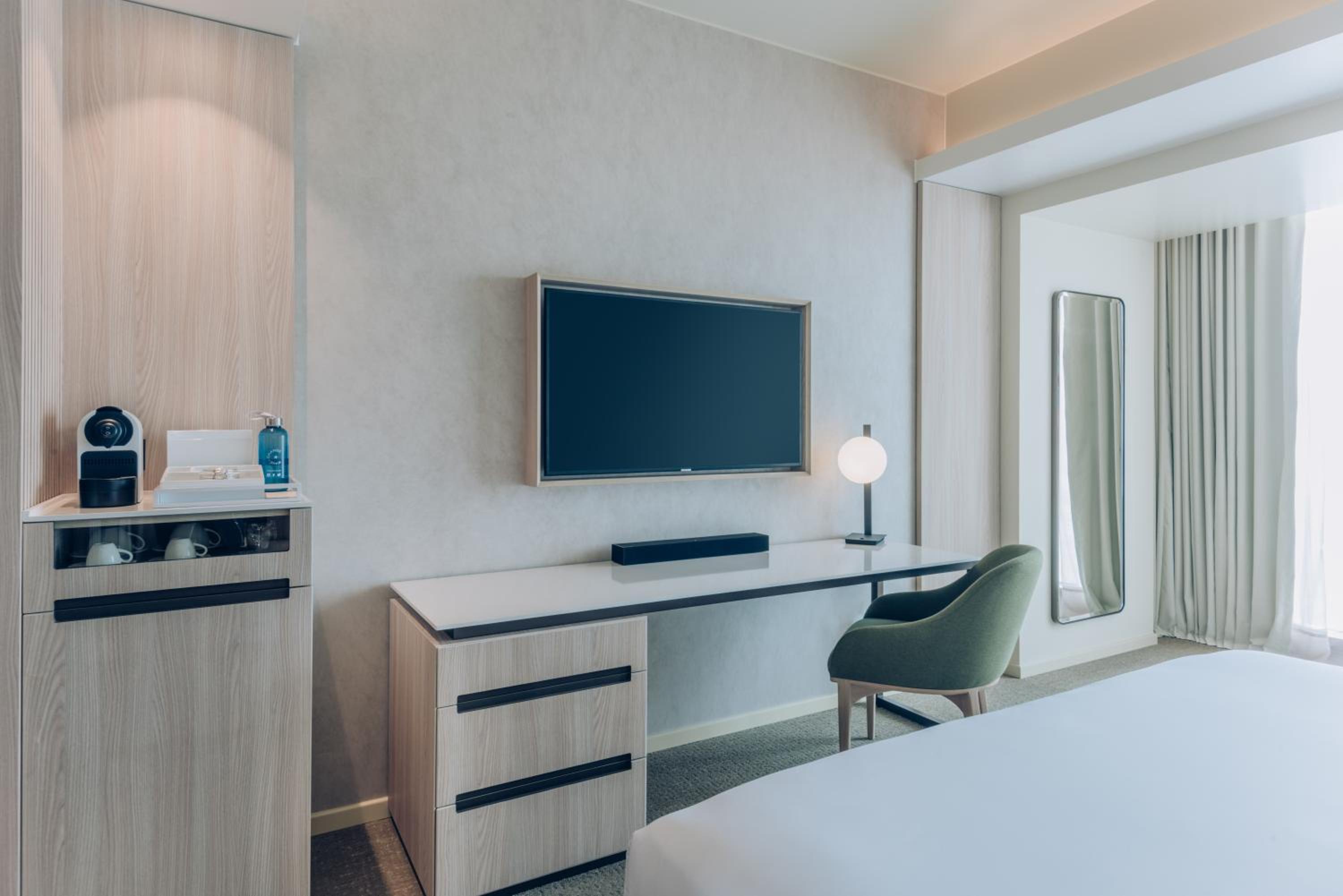 Premium King Room with Sea View - Photo 2