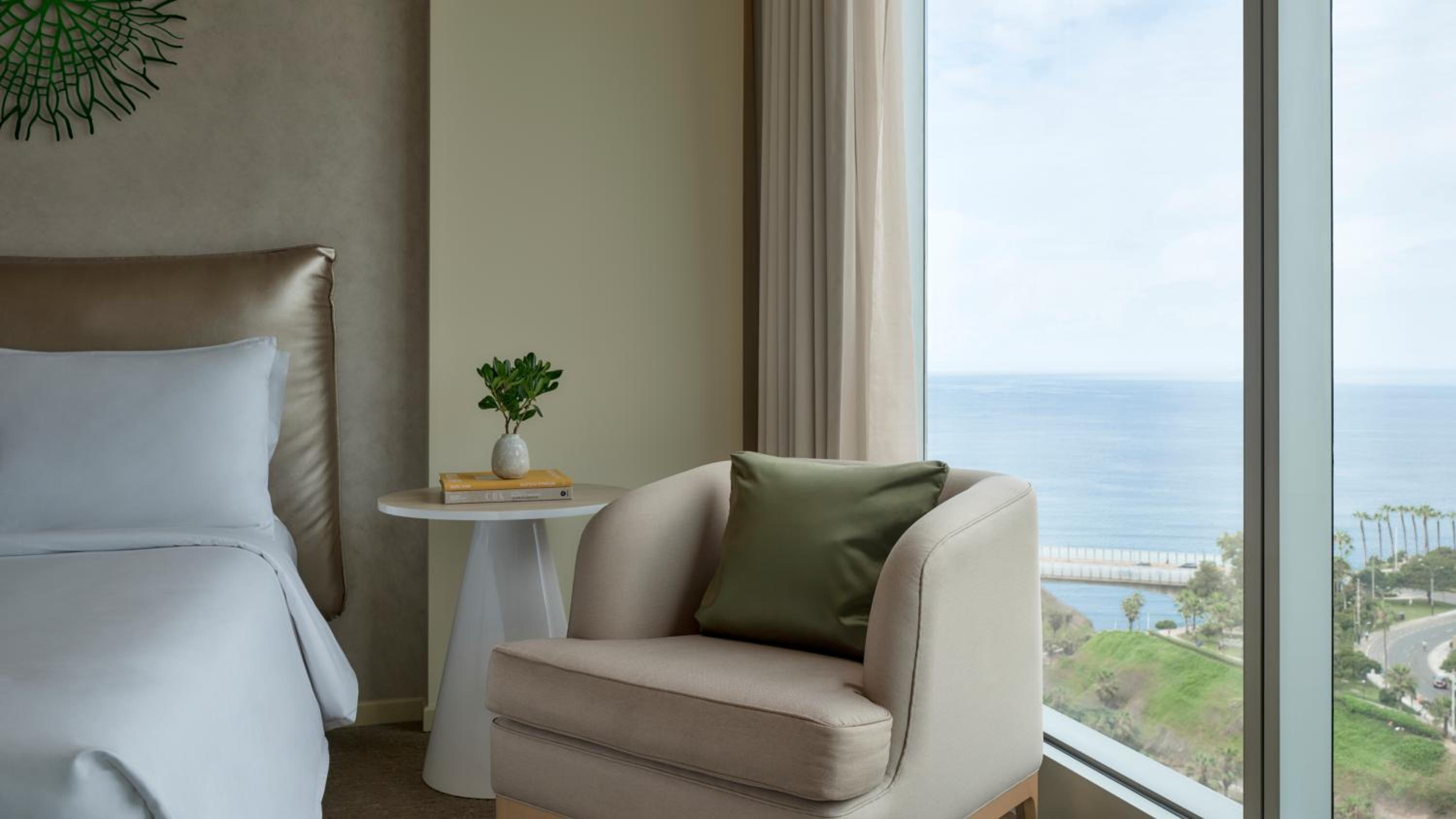 Premium Double Room with Two Double Beds and Sea View - Photo 3