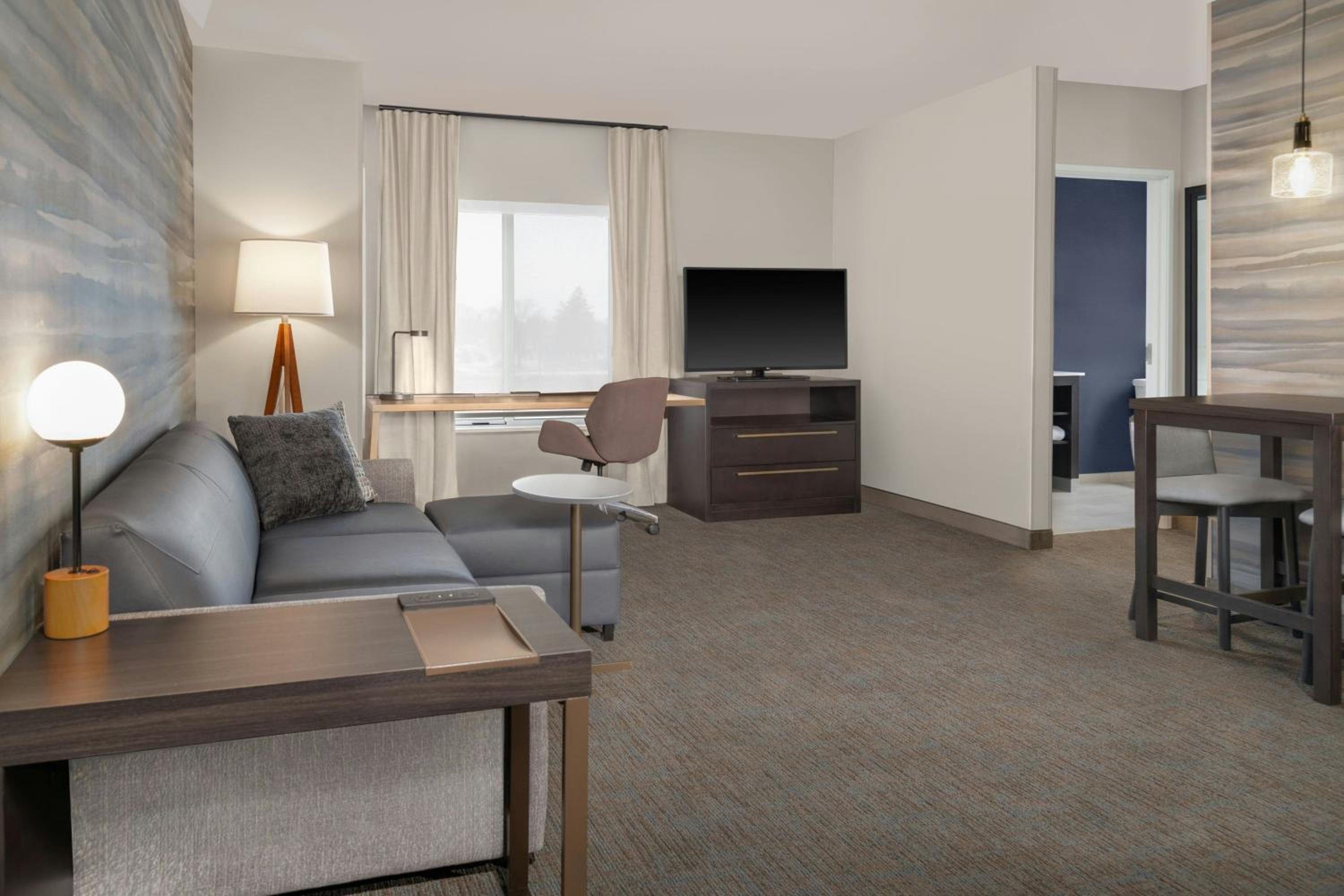 One-Bedroom King Suite with Sofa Bed photo 2