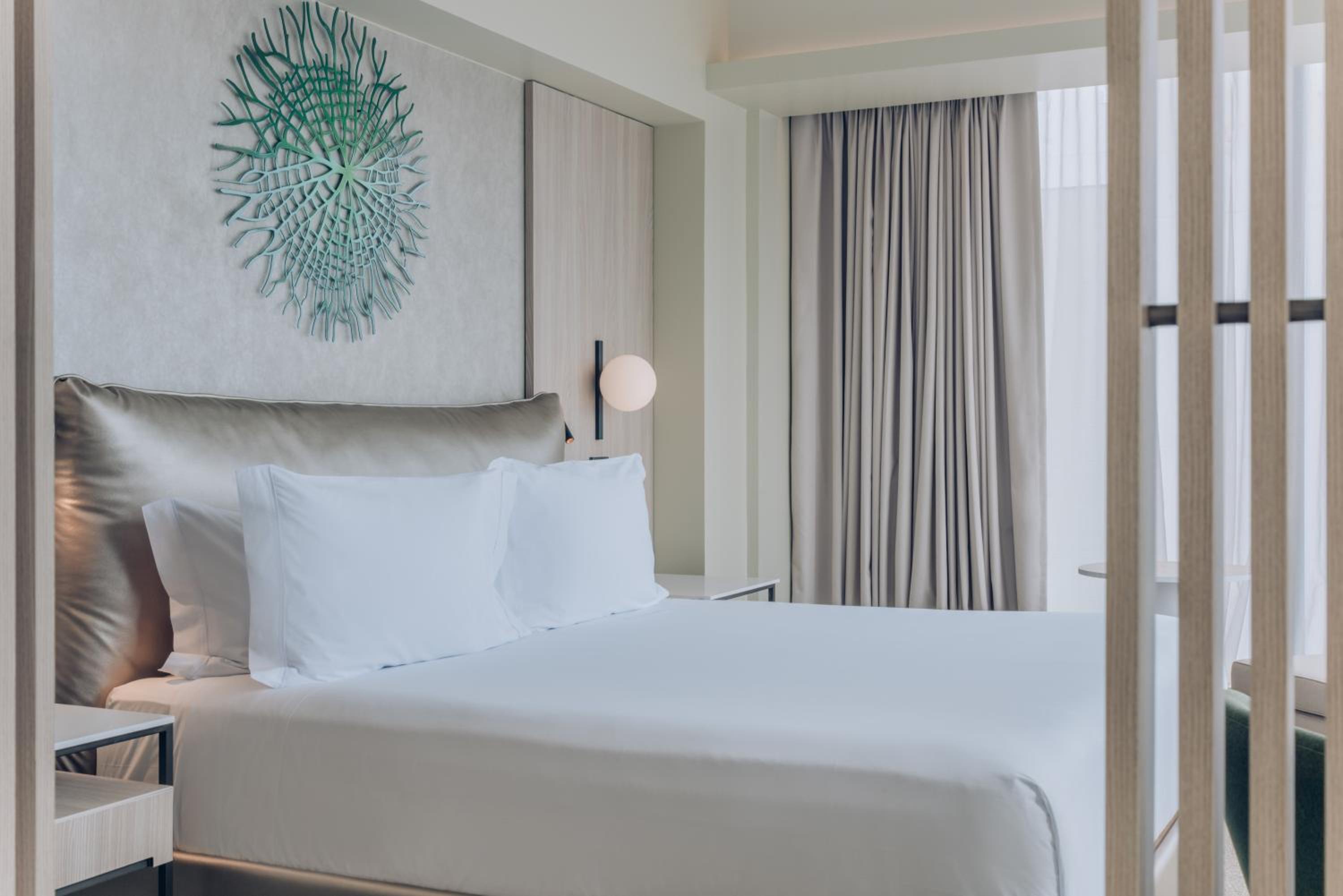 Standard King Room with City View - Photo 3