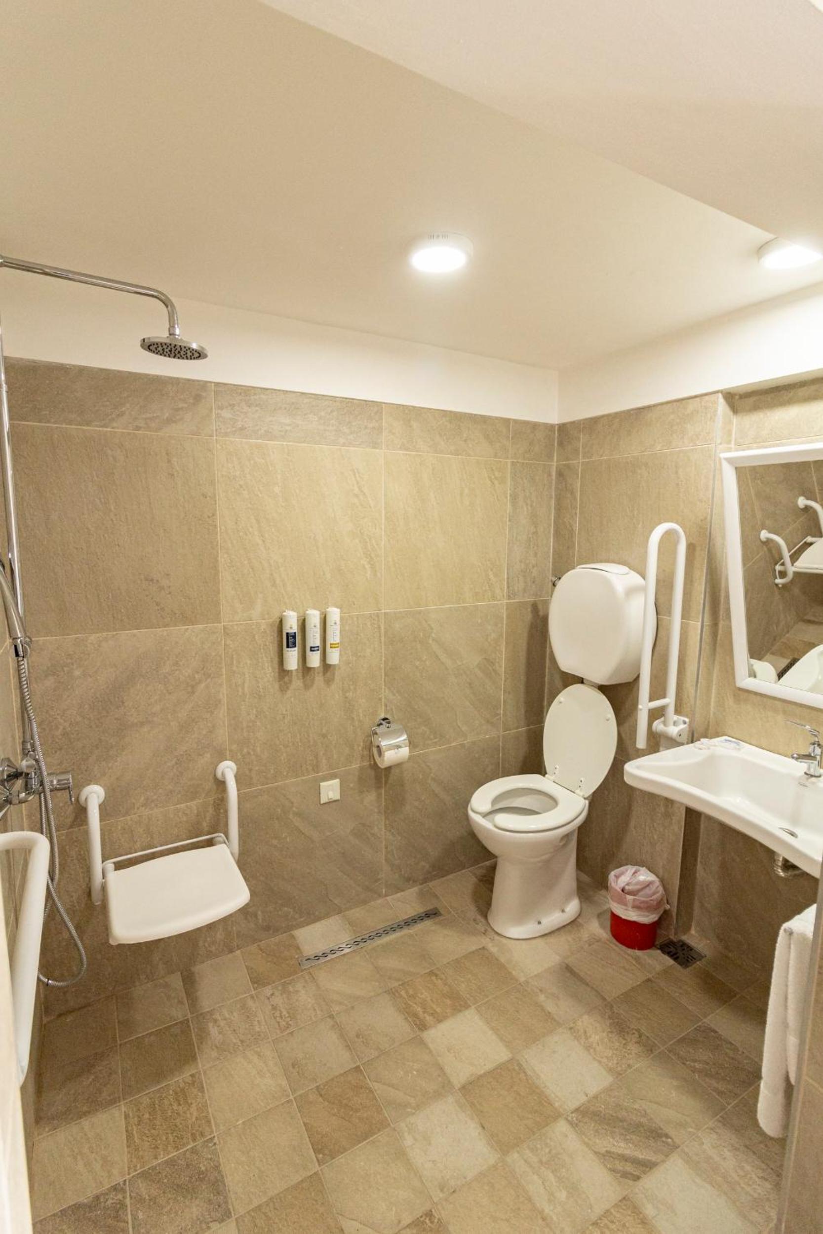 King Room with Roll-In Shower - Disability Access photo 1