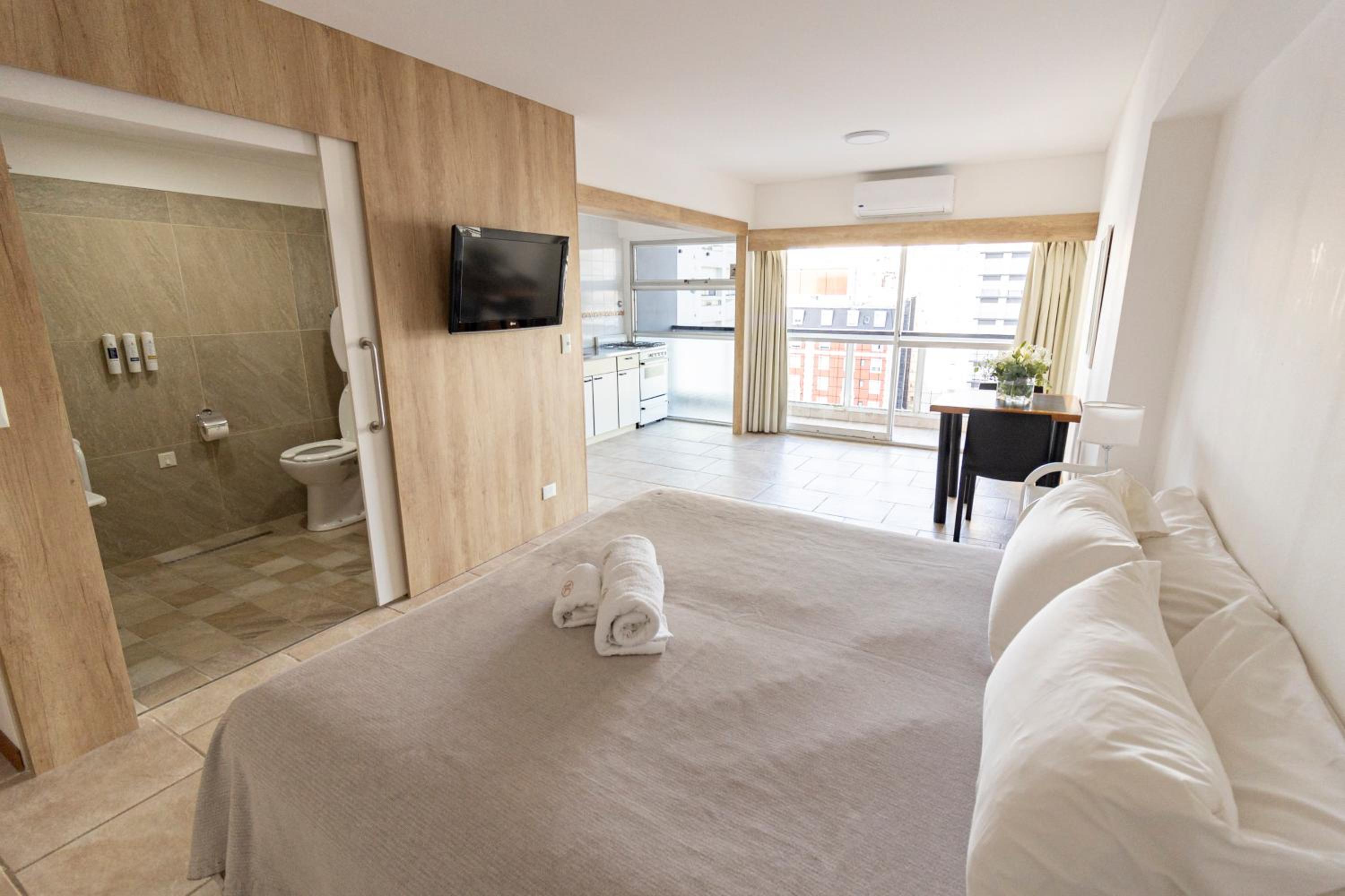 King Room with Roll-In Shower - Disability Access photo 2