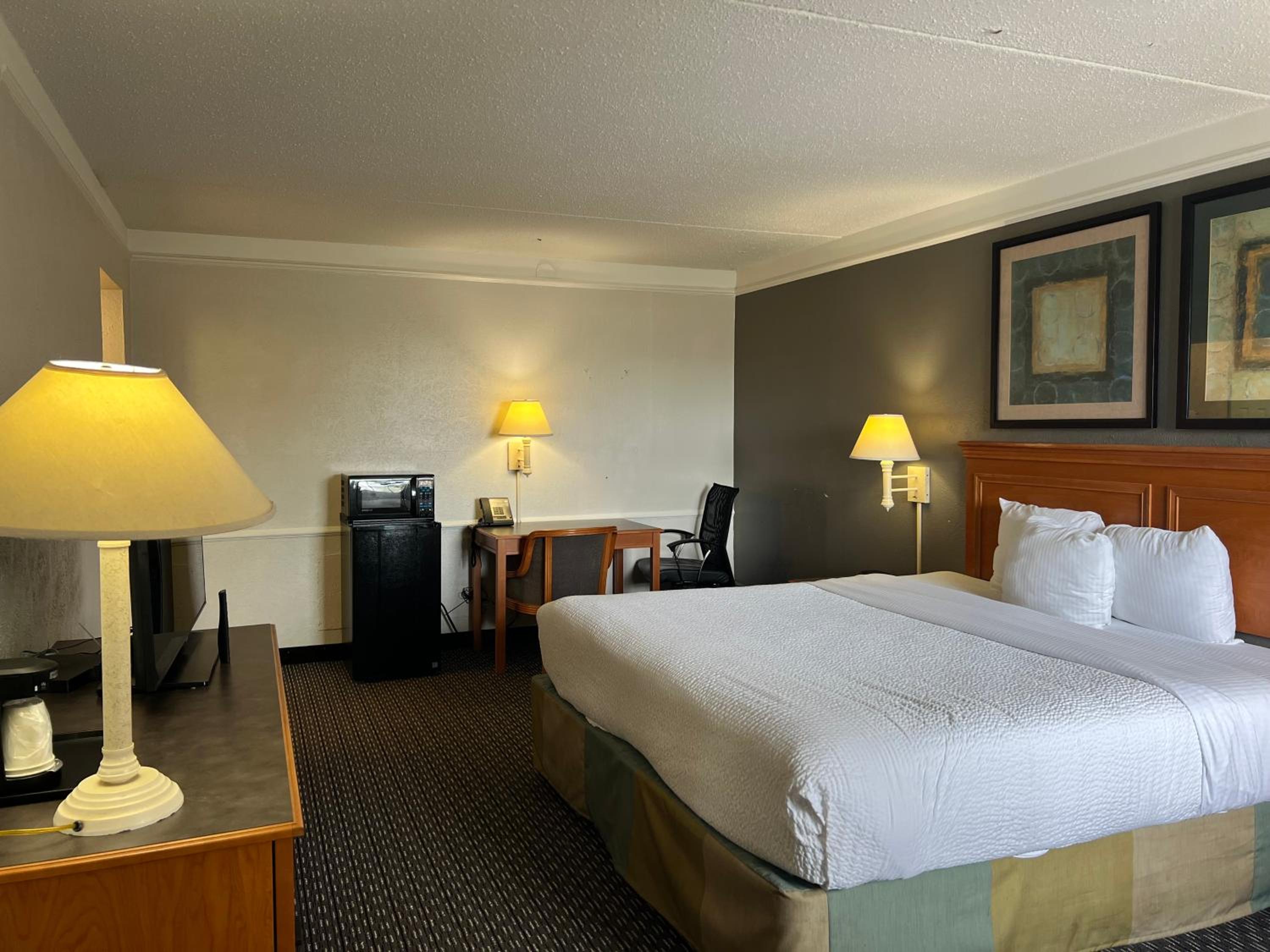 King Room - Non Smoking - Photo 3