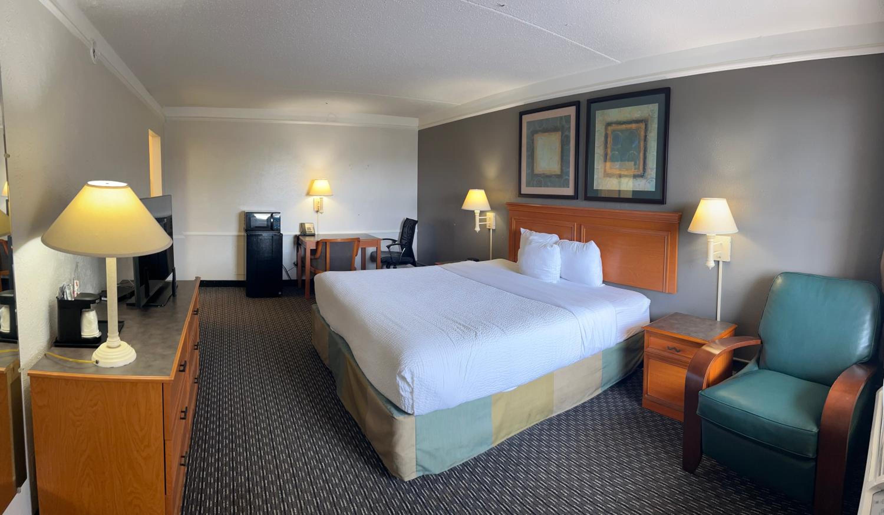 King Room - Non Smoking - Photo 2