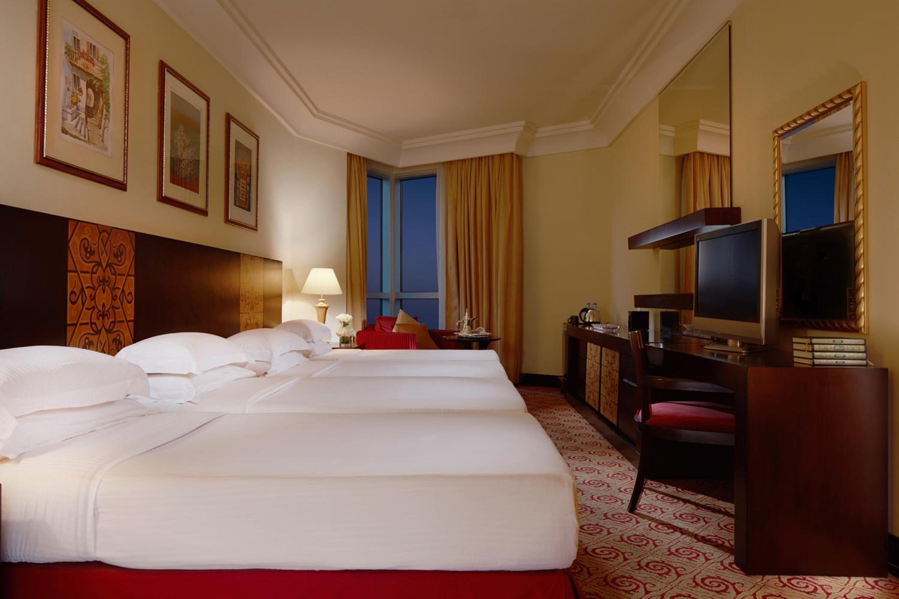 Classic Quadruple Room with Four Single Bed and City View