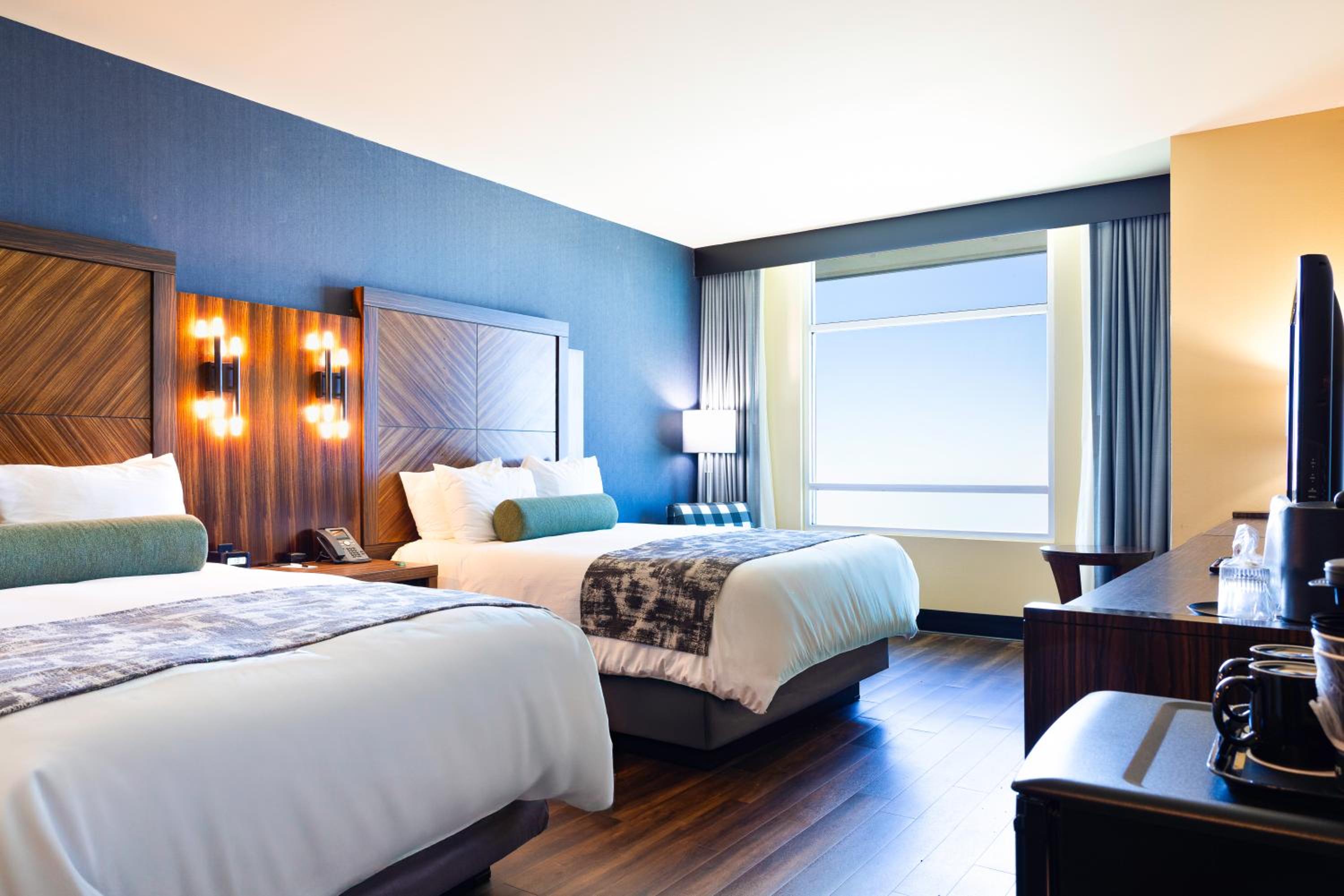Standard Queen Room with Two Queen Beds photo 2