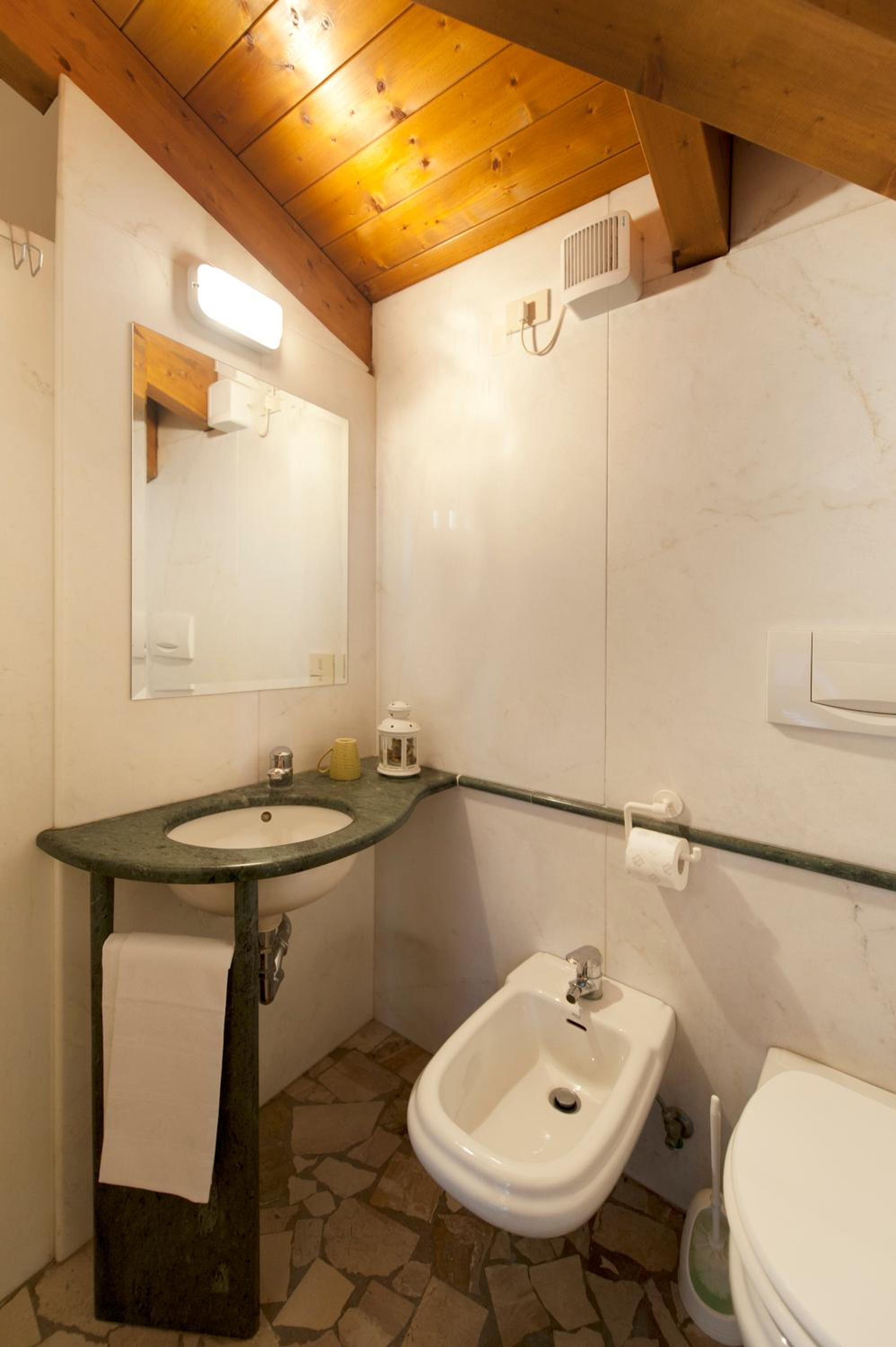 Double Room - Photo 7
