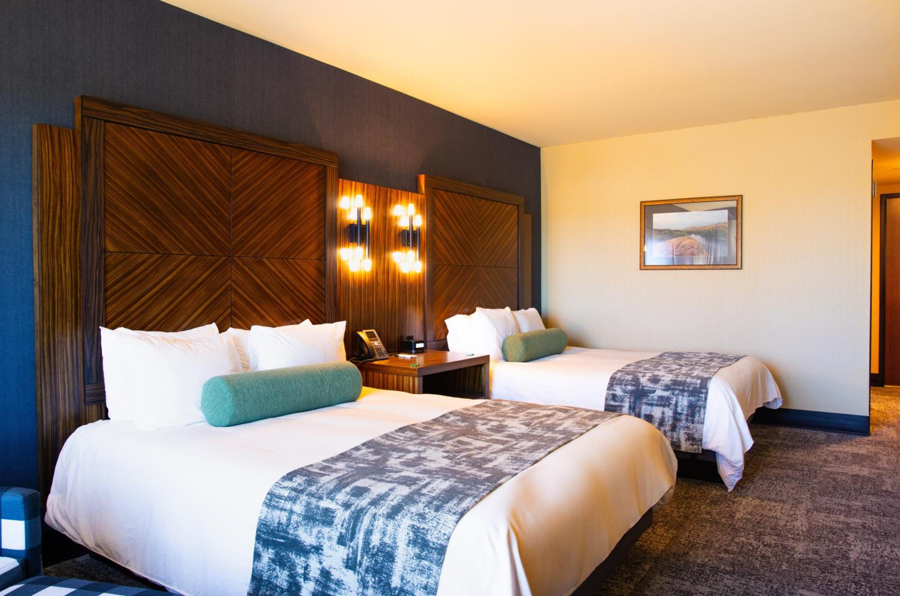 Standard Queen Room with Two Queen Beds photo 2