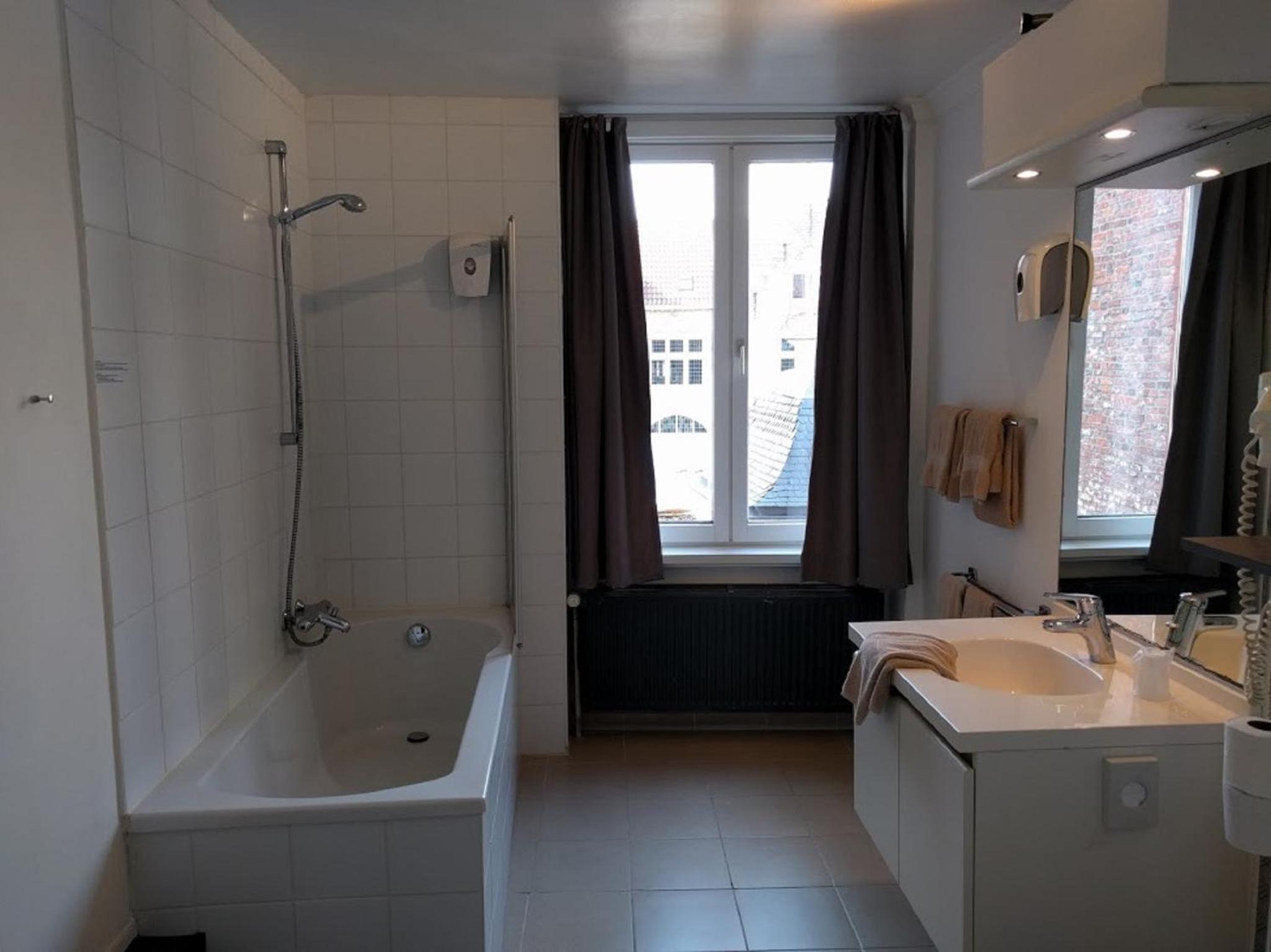 Comfort Twin Room with Courtyard View - Photo 9