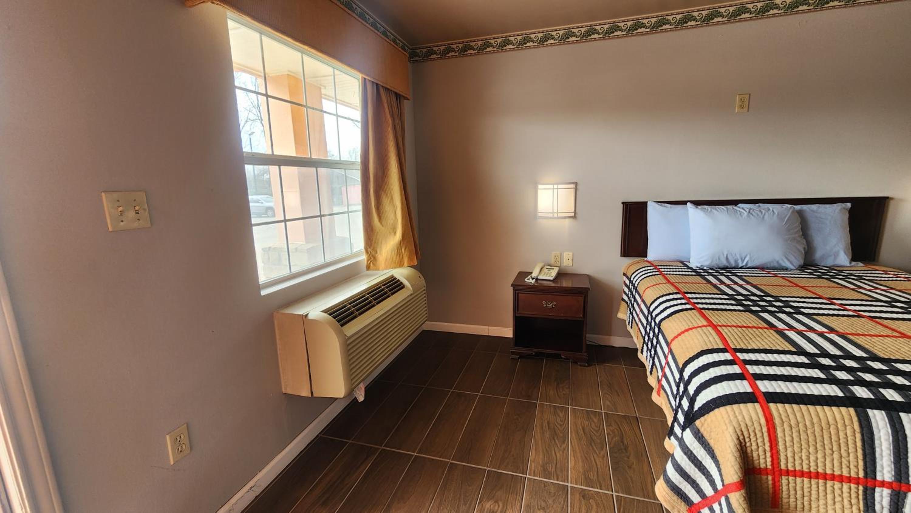 King Bed Non-Smoking - Photo 5
