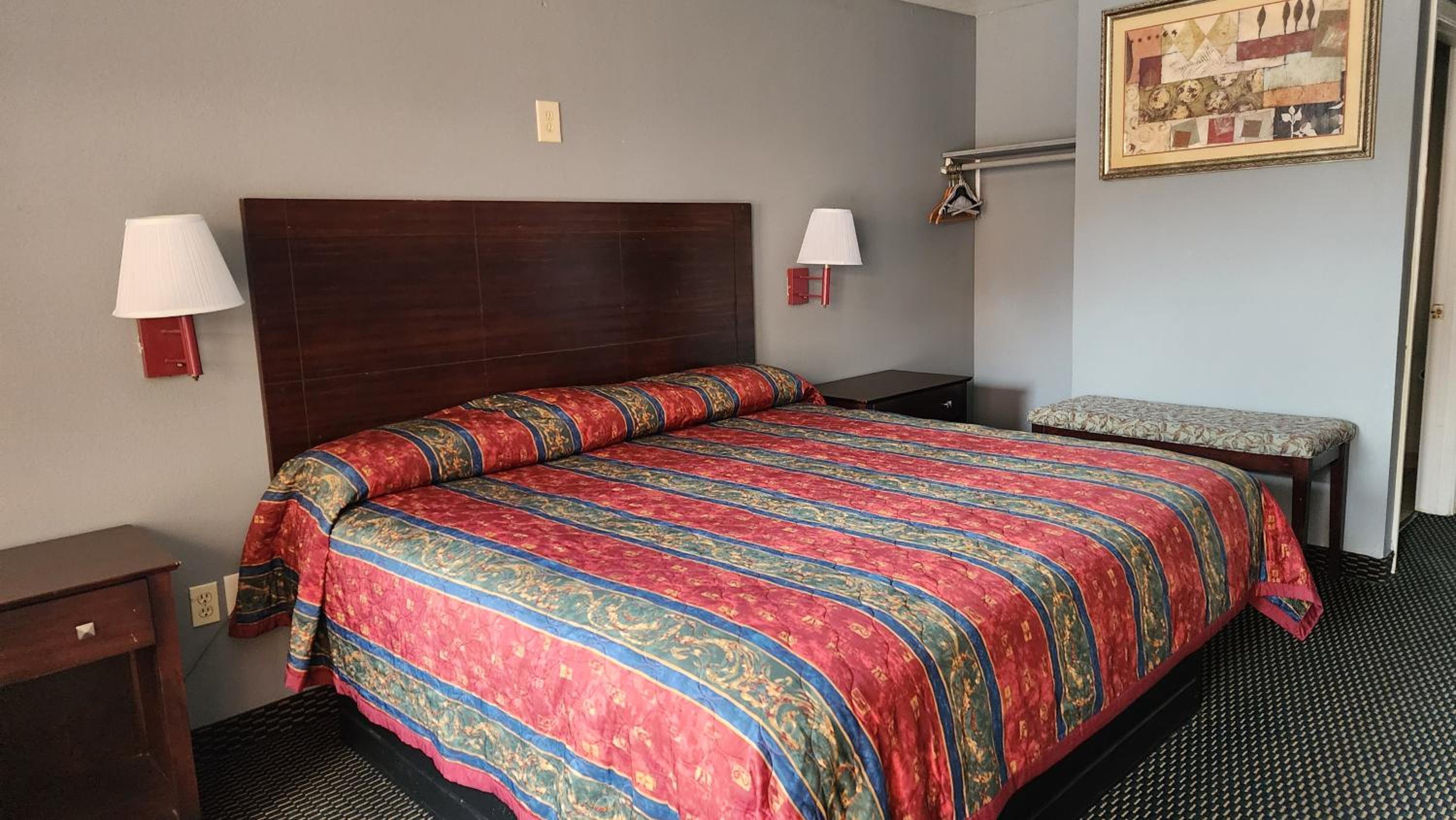King Bed Non-Smoking - Photo 1