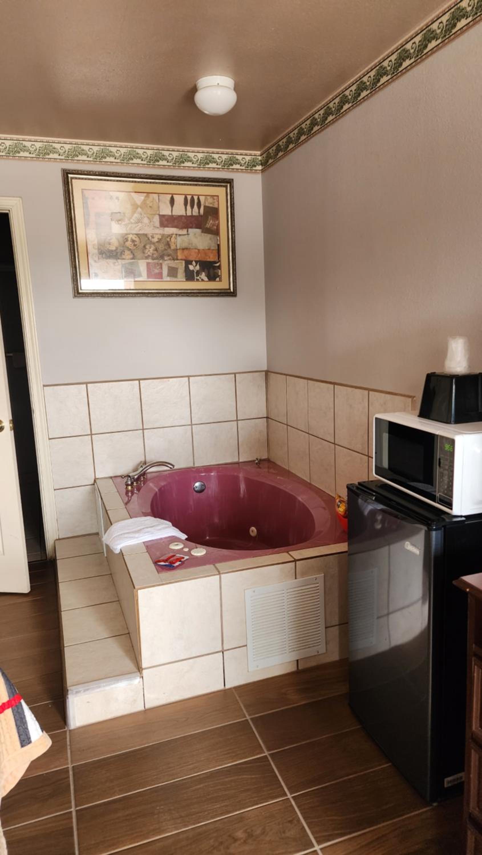 1 Suite King Bed Smoking Jacuzzi Tub - Photo 4