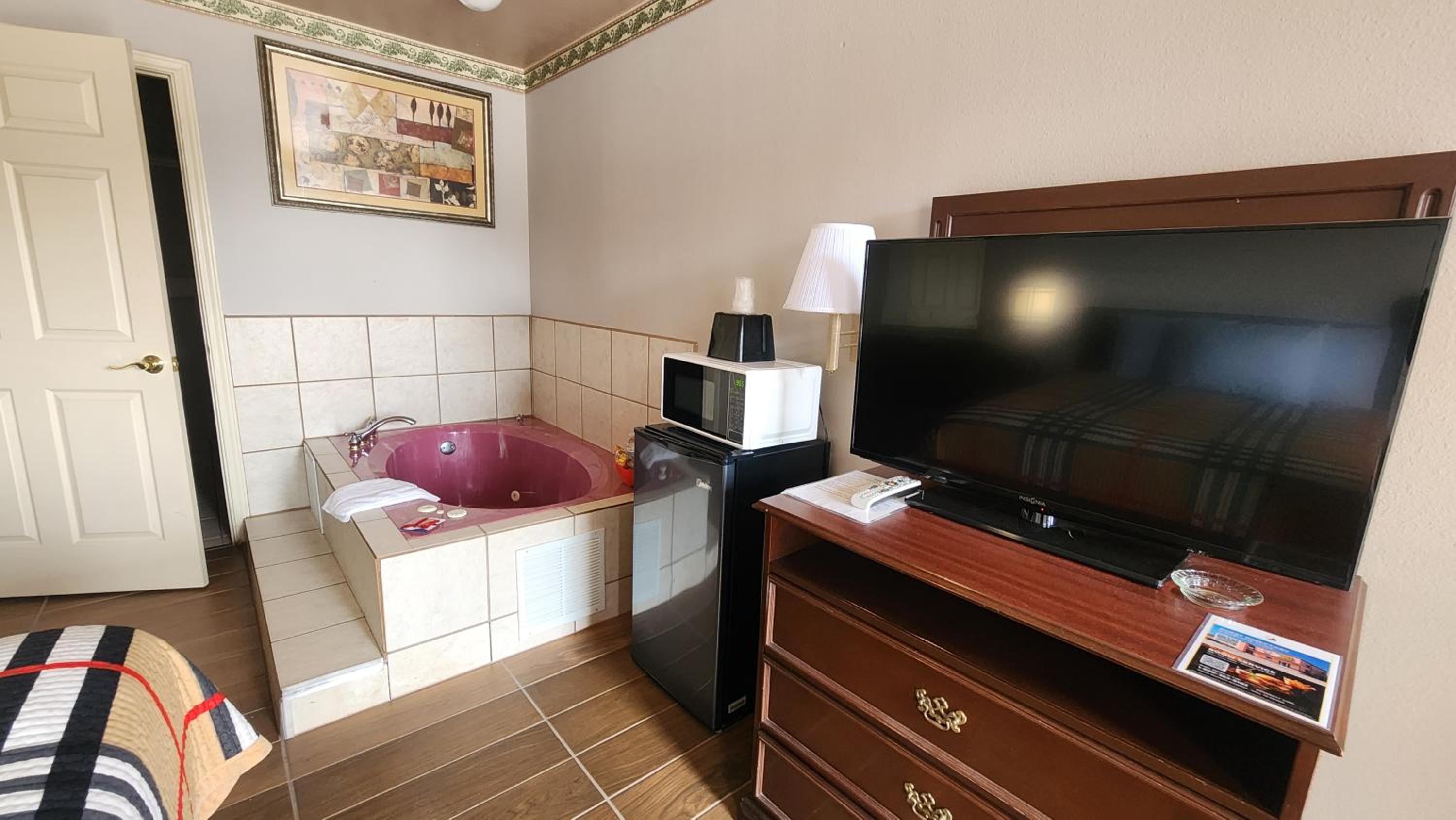 1 Suite King Bed Smoking Jacuzzi Tub - Photo 3