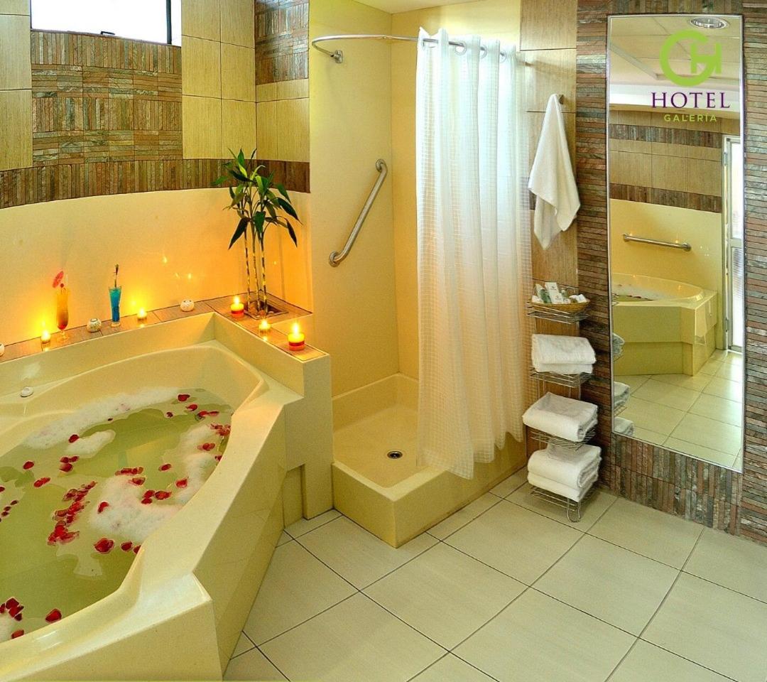 Deluxe Suite with Spa Bath - Photo 2