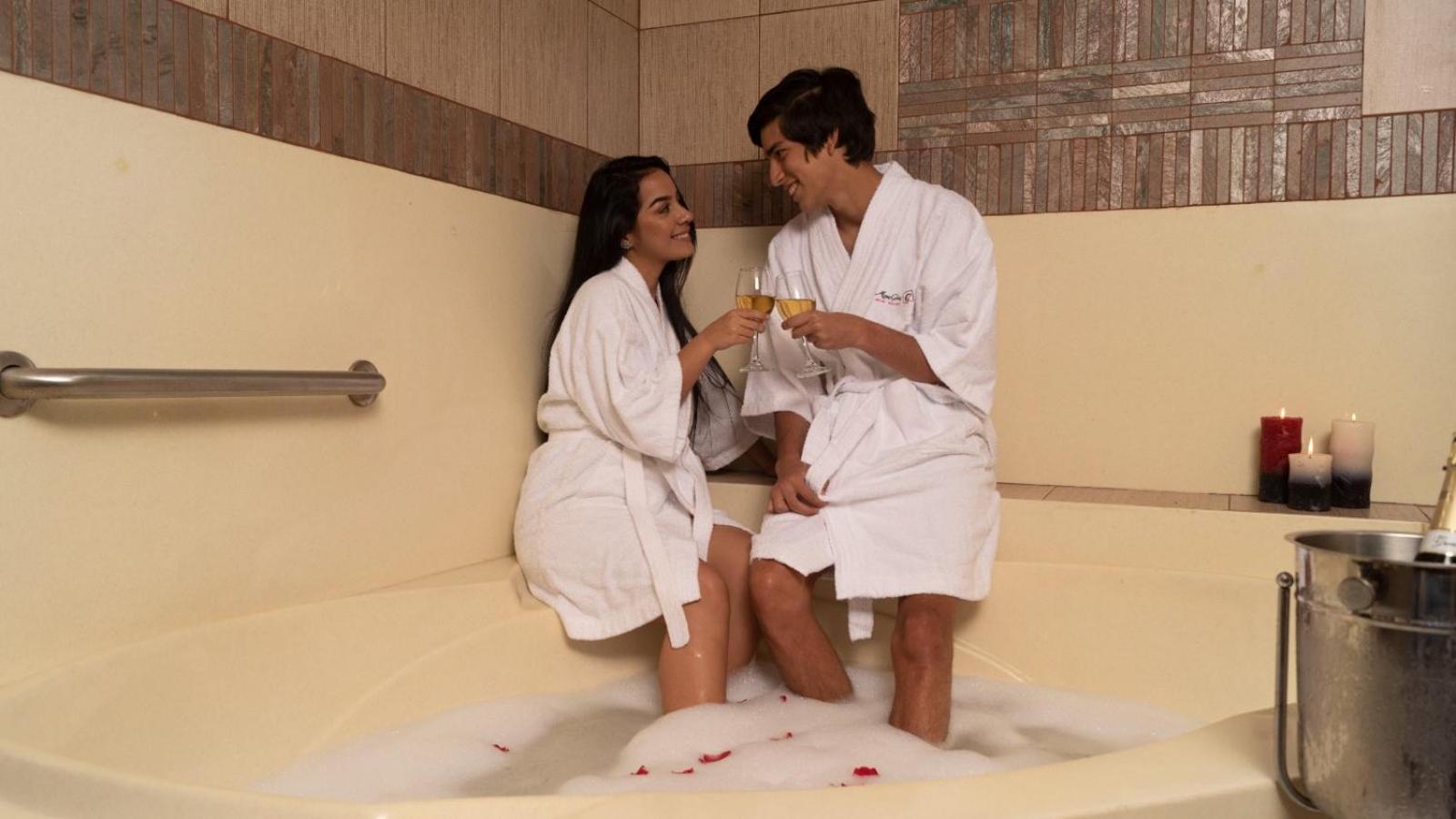 Deluxe Suite with Spa Bath - Photo 3