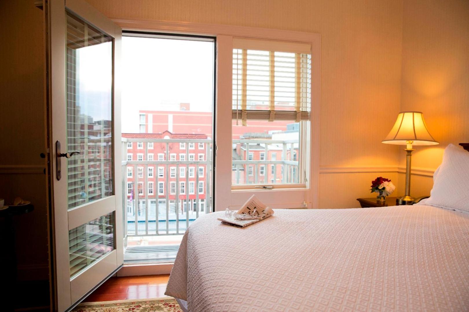 Queen Room with Balcony - Photo 9