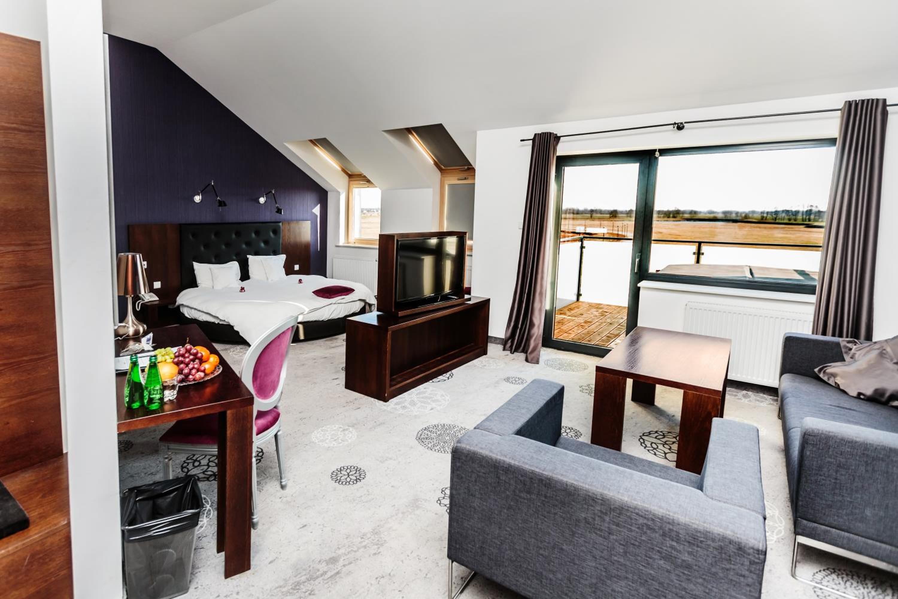 Luxury Suite with Spa Bath - Photo 3