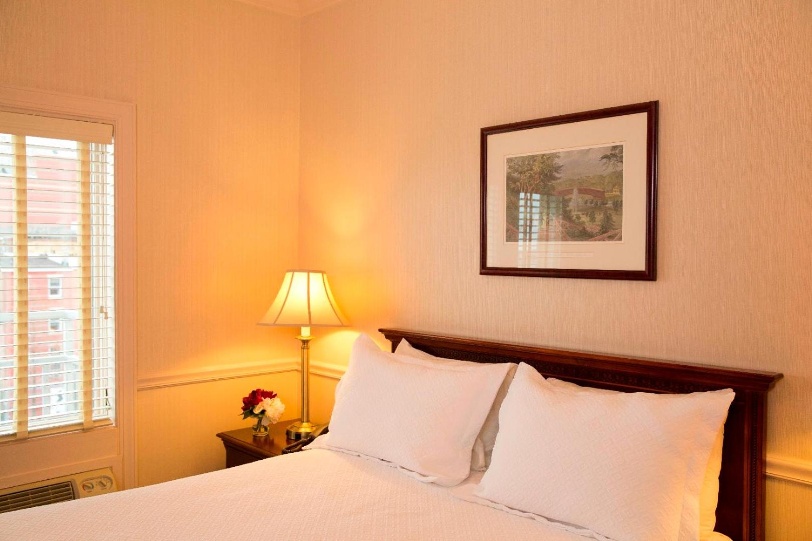 Queen Room with Balcony - Photo 8