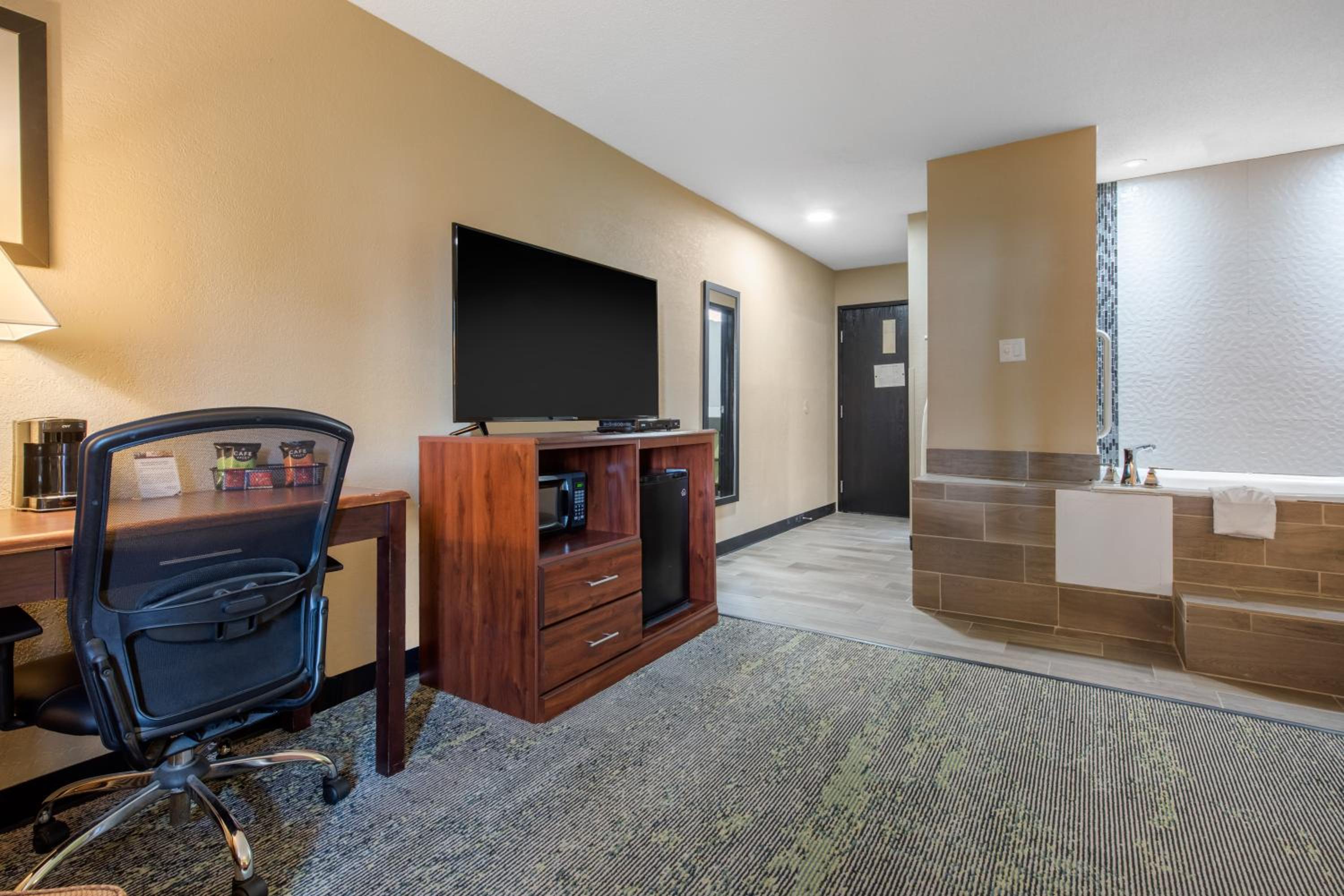 Large King Suite with Whirlpool - Non Smoking photo 2