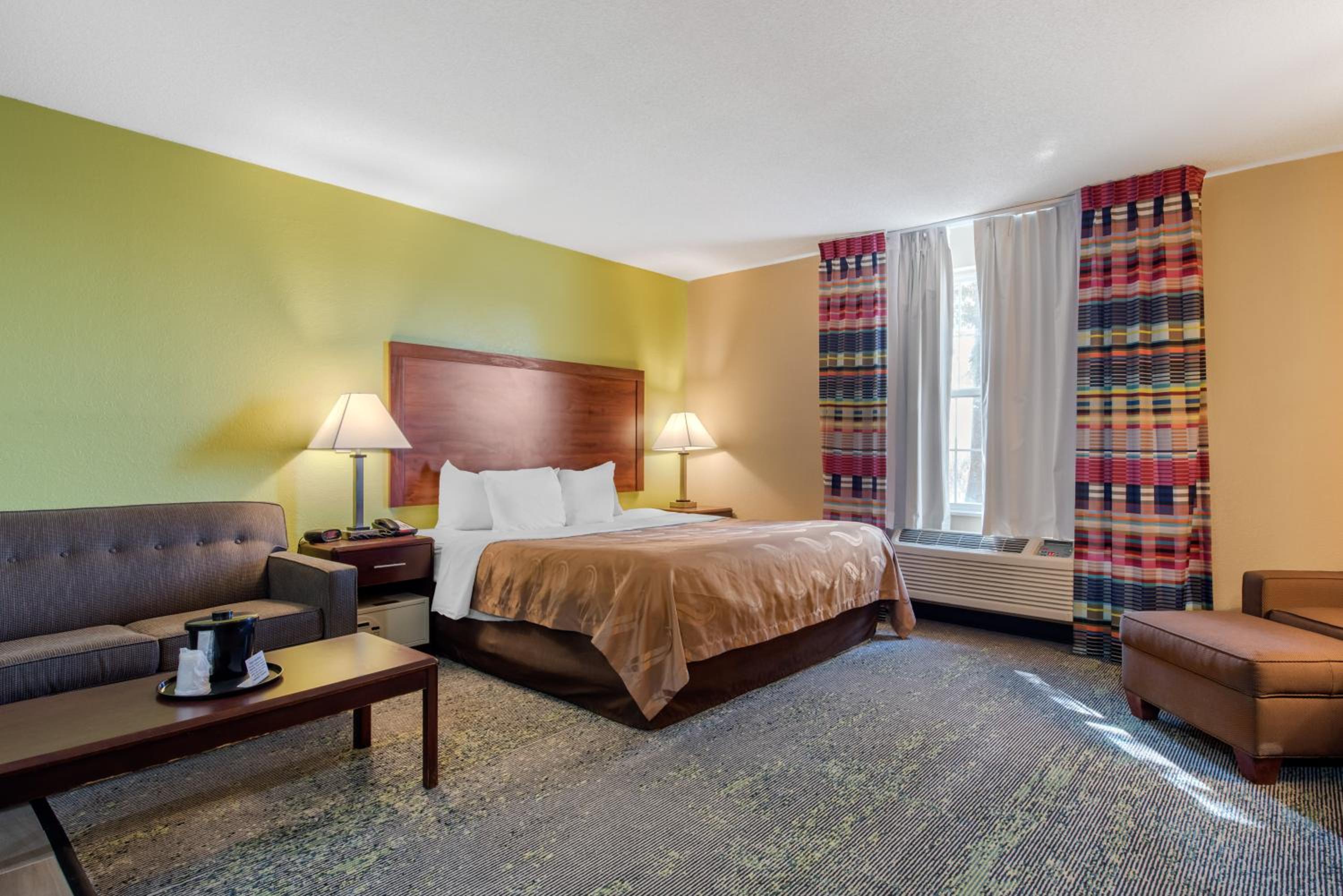 Large King Suite with Whirlpool - Non Smoking photo 3